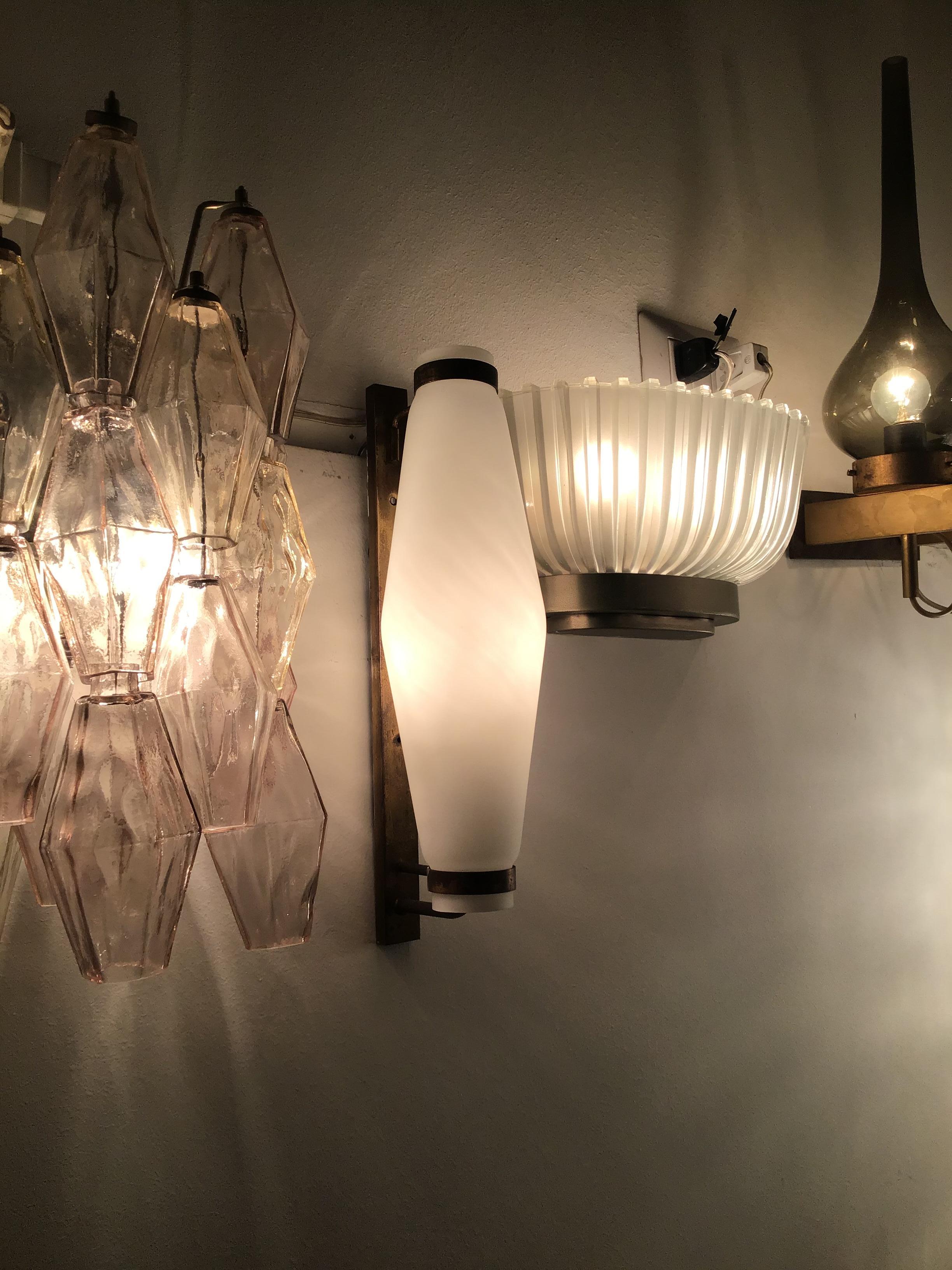 Stilnovo Lampade in ottone con vetro opalino 1950 Italia in vendita 3
