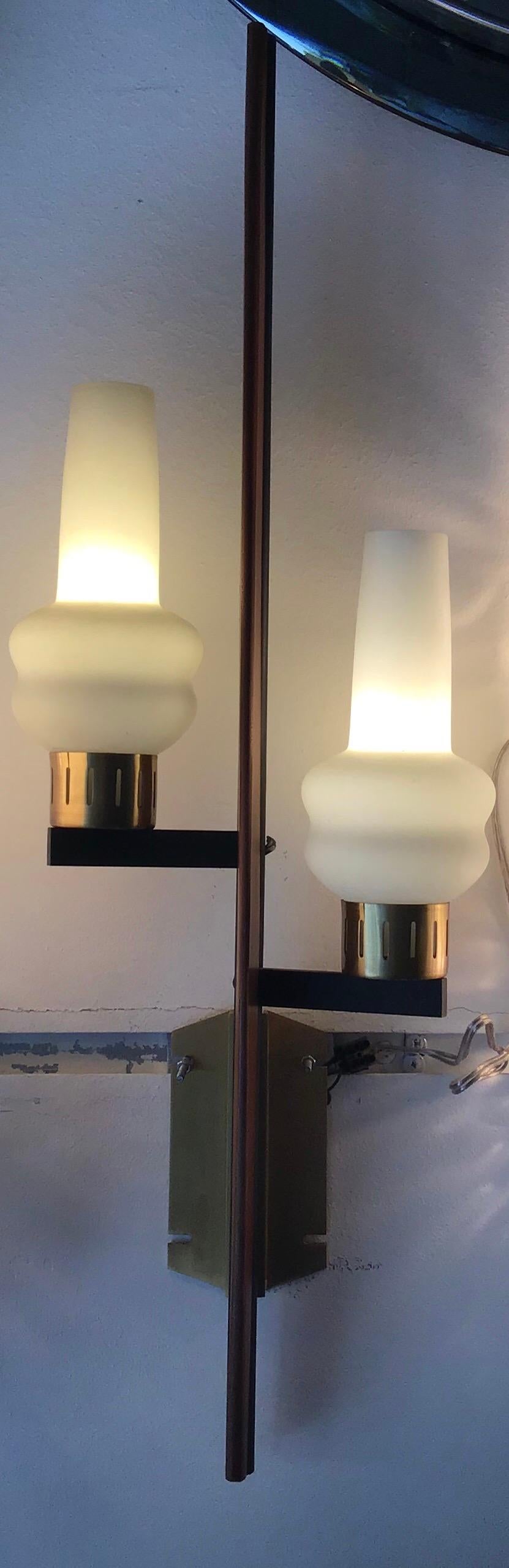 Appliques de style Stilnovo en fer, laiton, bois, verre opalin, 1950, Italie en vente 4