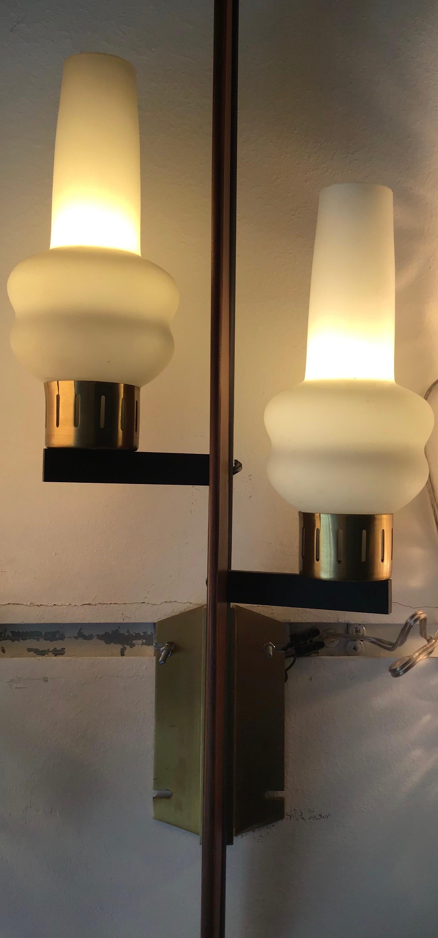 Appliques de style Stilnovo en fer, laiton, bois, verre opalin, 1950, Italie en vente 5