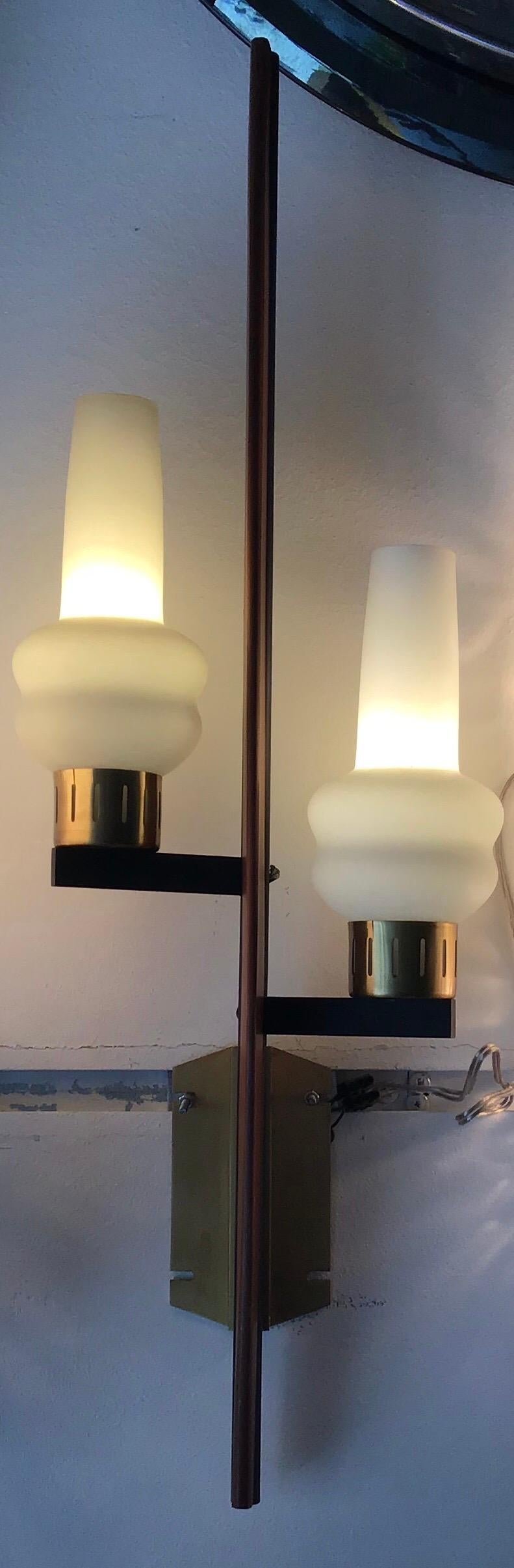 Appliques de style Stilnovo en fer, laiton, bois, verre opalin, 1950, Italie en vente 6