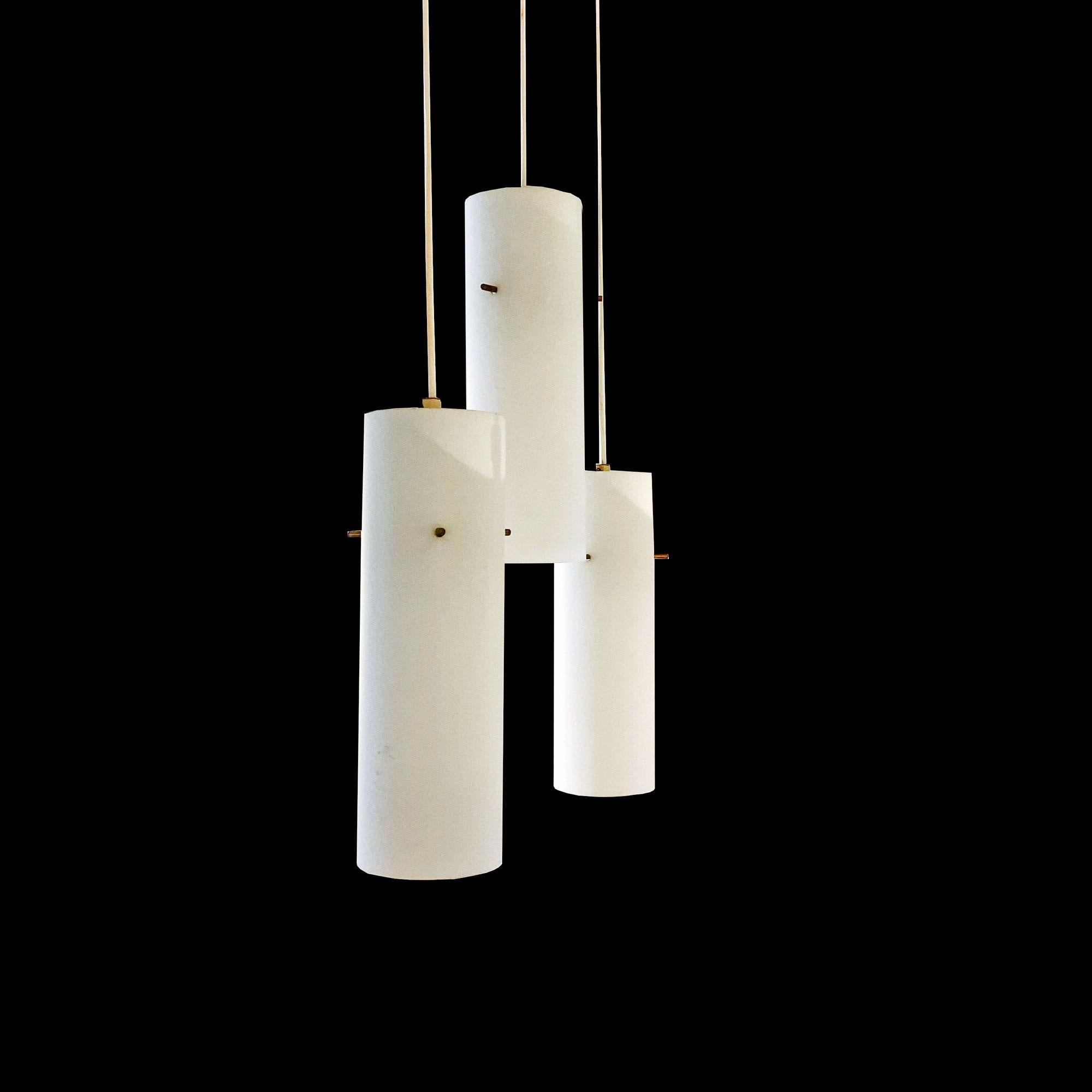 Stilnovo
Un set di 3 lampadari in vetro opalino e struttura in ottone degli anni '50