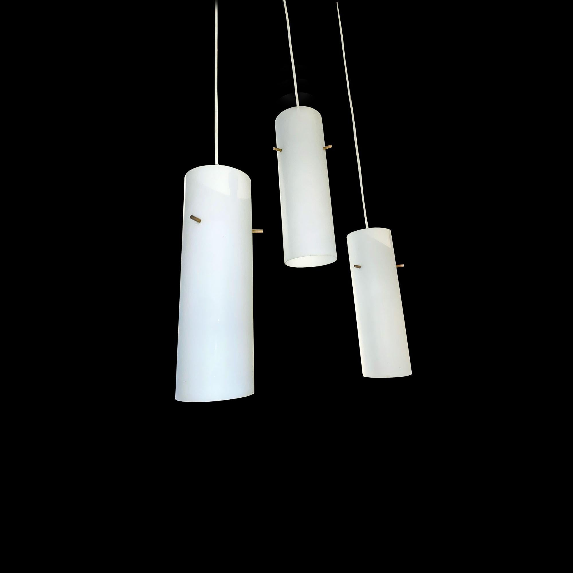 Set di 3 lampadari Stilnovo in vetro opalino e struttura in ottone del 1950 In condizioni buone in vendita a Grenoble, FR