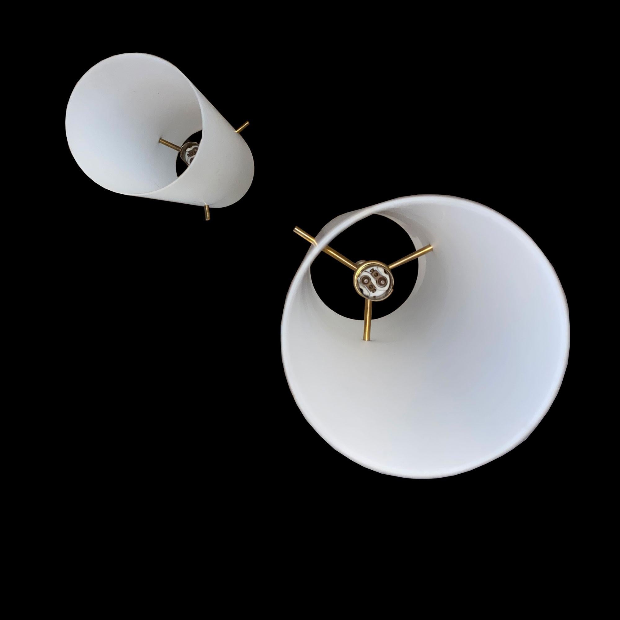 XX secolo Set di 3 lampadari Stilnovo in vetro opalino e struttura in ottone del 1950 in vendita