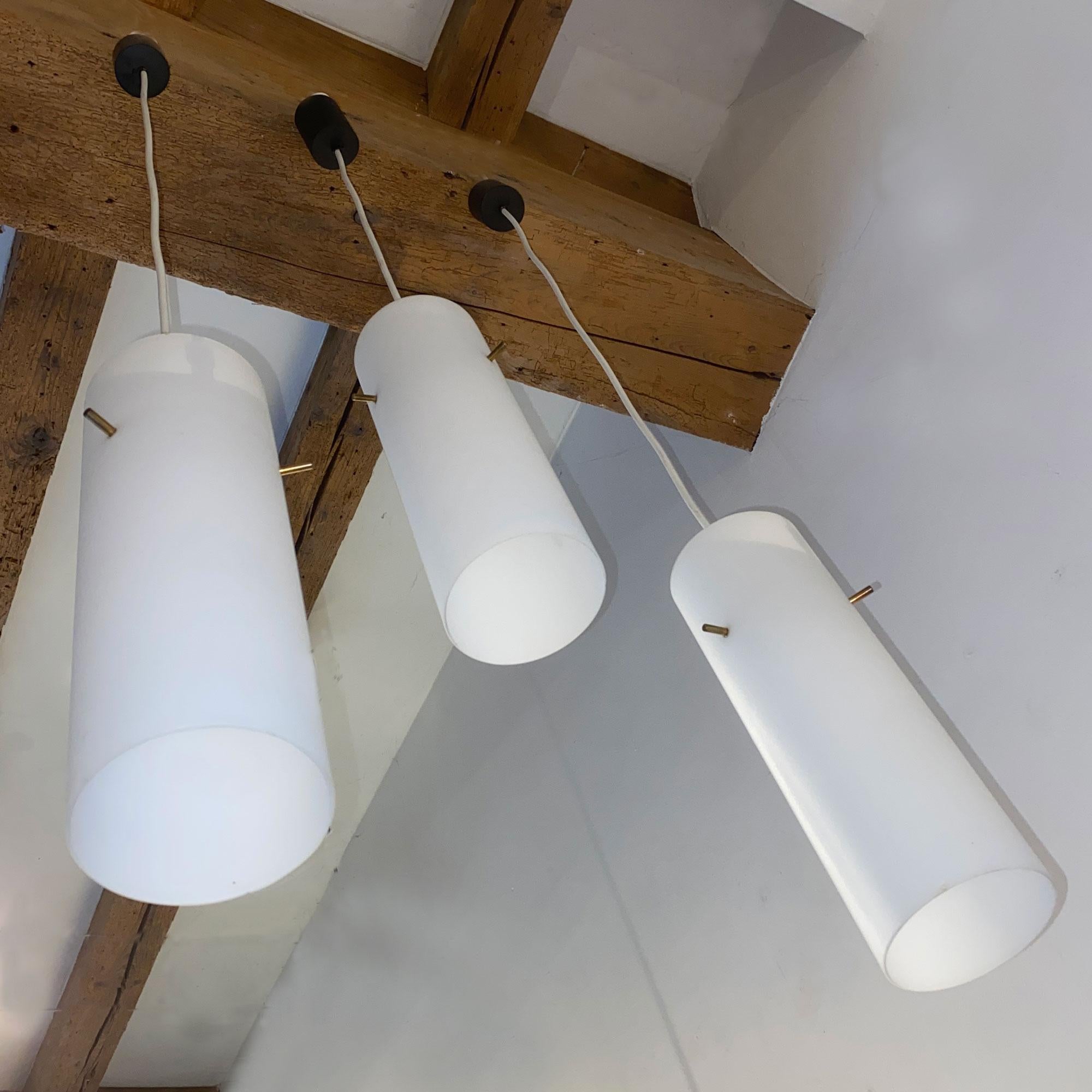 Ottone Set di 3 lampadari Stilnovo in vetro opalino e struttura in ottone del 1950 in vendita