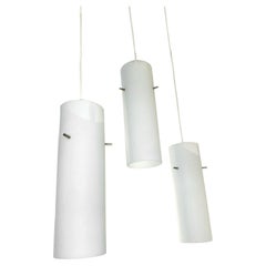 Stilnovo, ensemble de 3 lustres en verre opalin et structure en laiton des années 1950