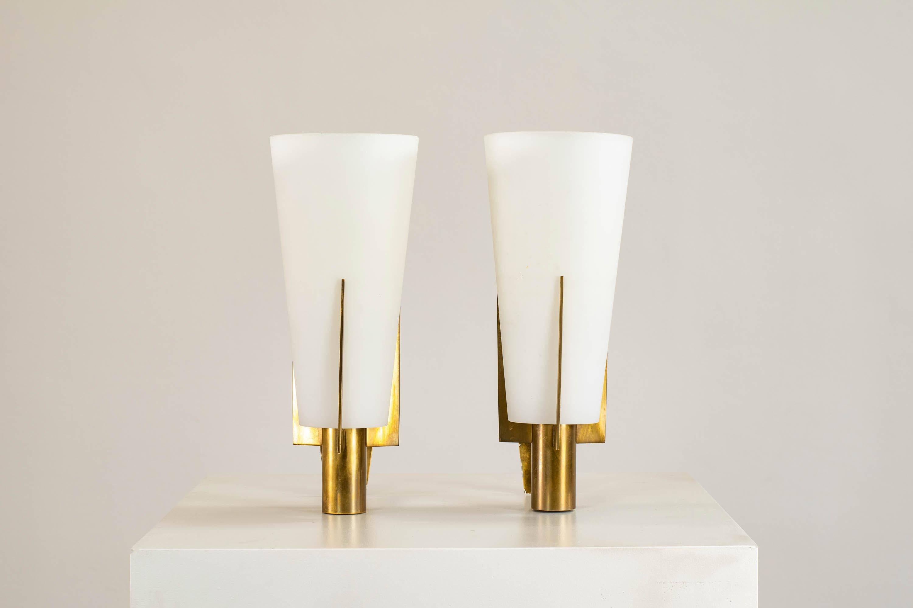 Pair of wall lamps with brass structure and opaline glass diffuser. Original decalcomania.
Production Stilnovo, Italy, 1950 approx.
  