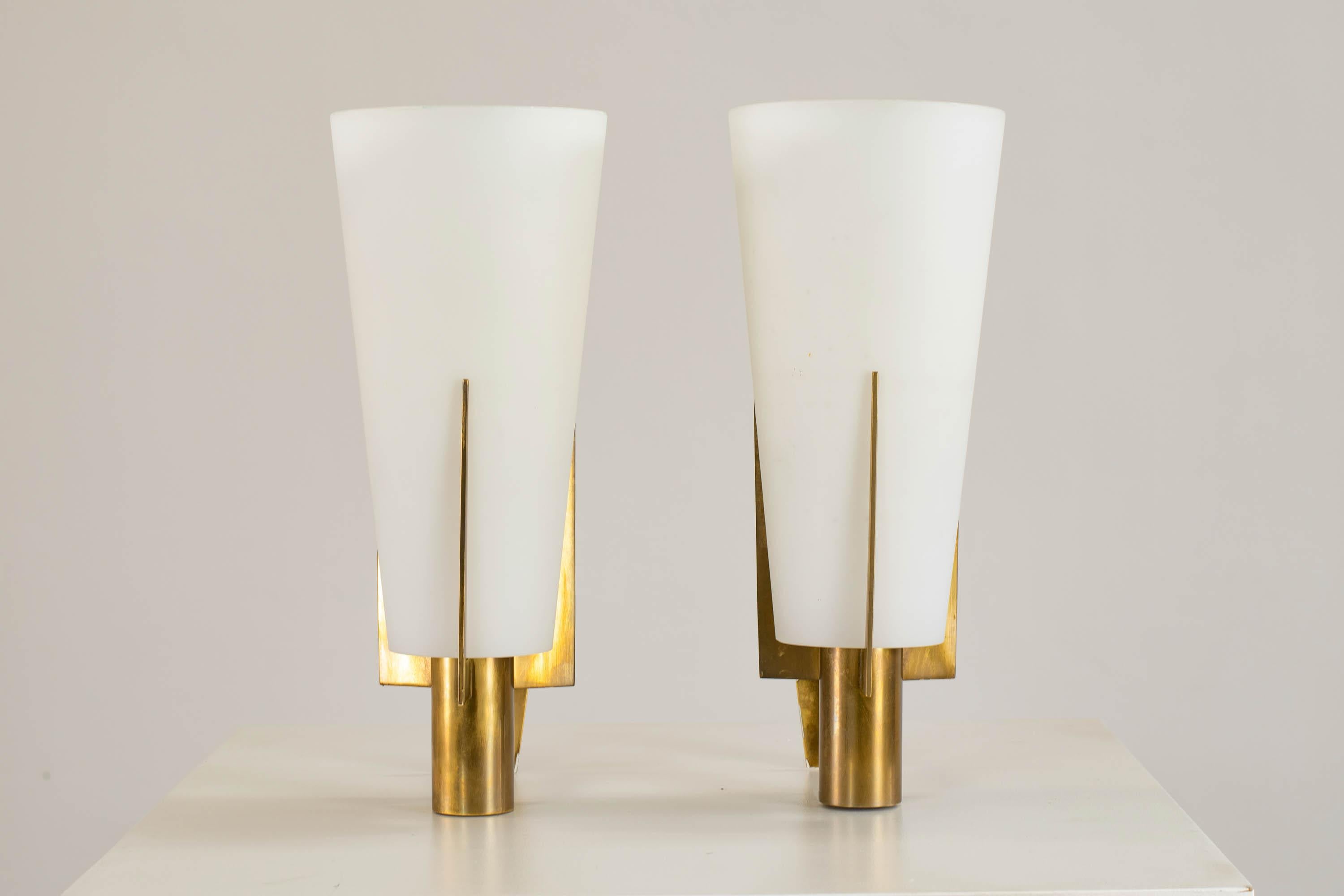 Mid-Century Modern Stilnovo Set of Two Wall Lamps in Brass and Opaline Glass, 1950