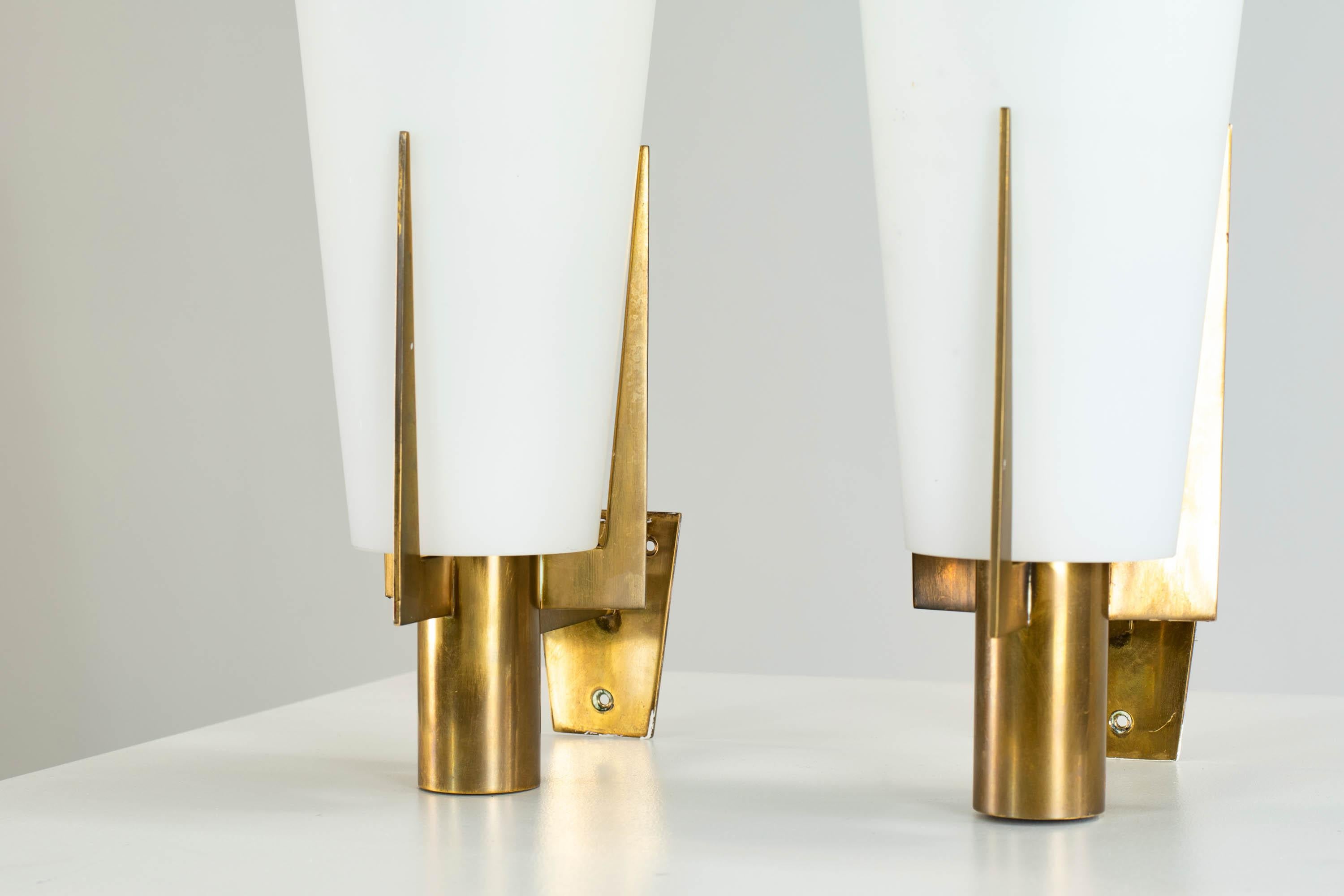 Stilnovo Set of Two Wall Lamps in Brass and Opaline Glass, 1950 In Good Condition In Montecatini Terme, IT