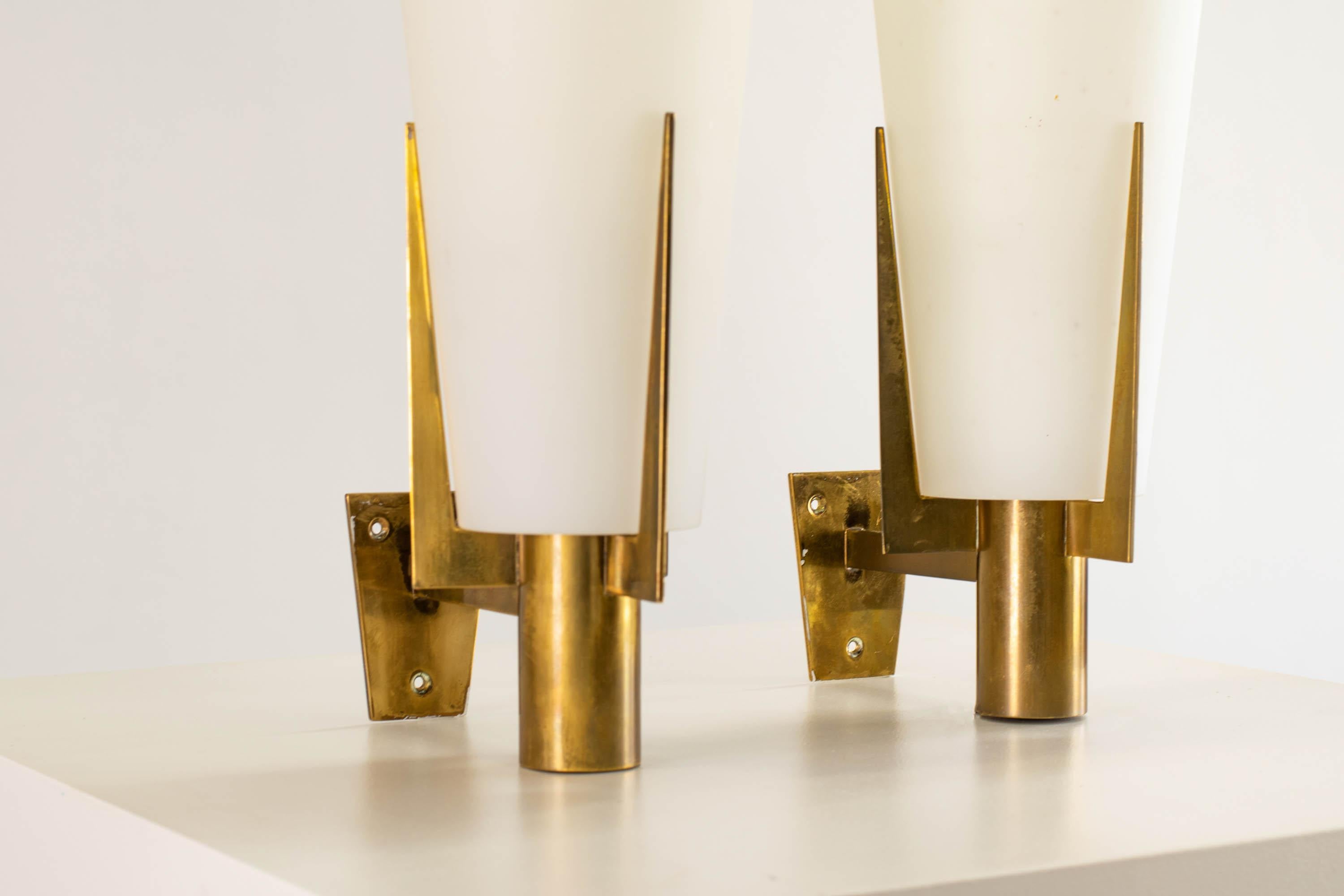 Mid-20th Century Stilnovo Set of Two Wall Lamps in Brass and Opaline Glass, 1950