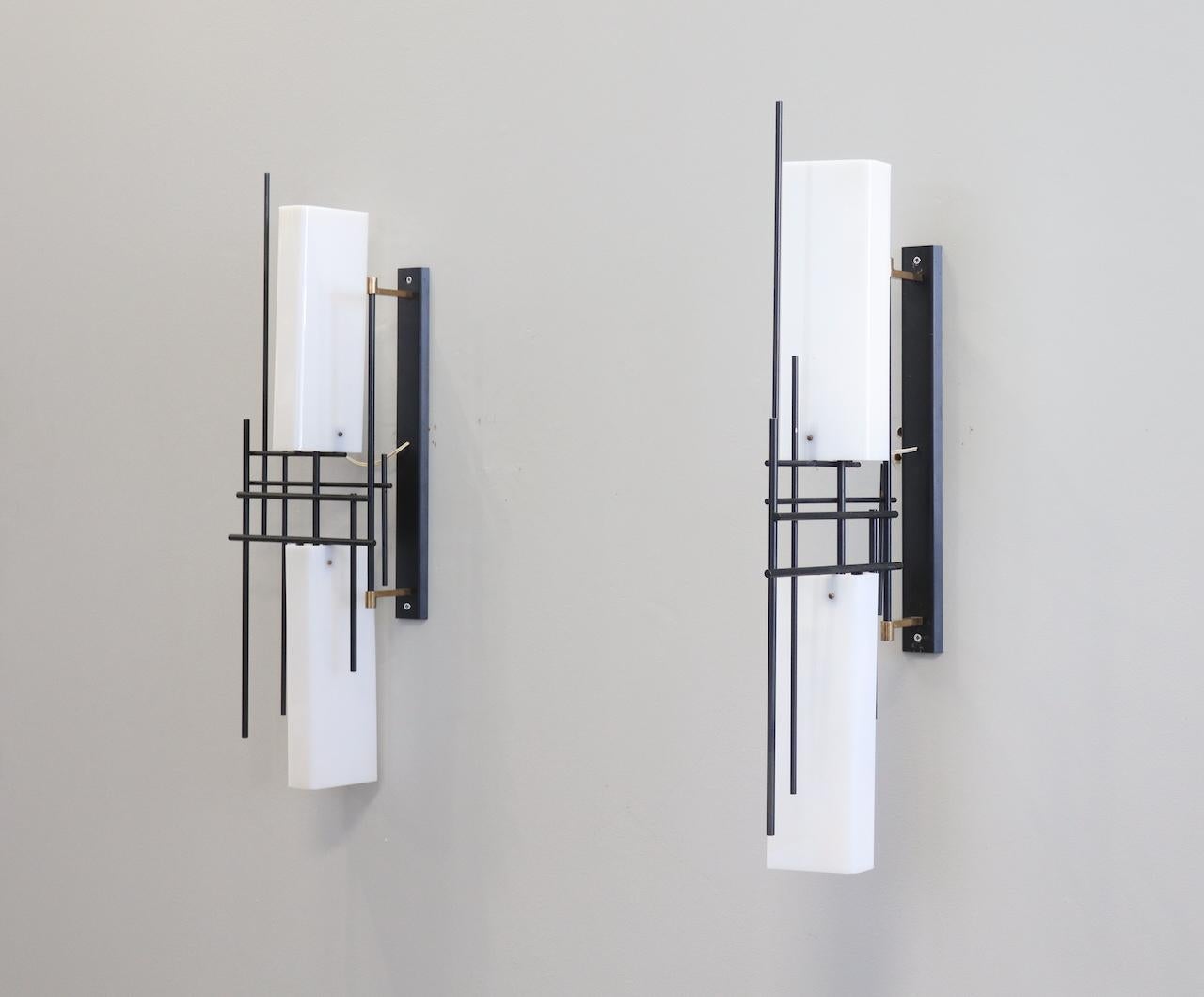 Mid-Century Modern Stilnovo Signé  Grande lampe murale réglable, années 1950 Disponible en quatre exemplaires