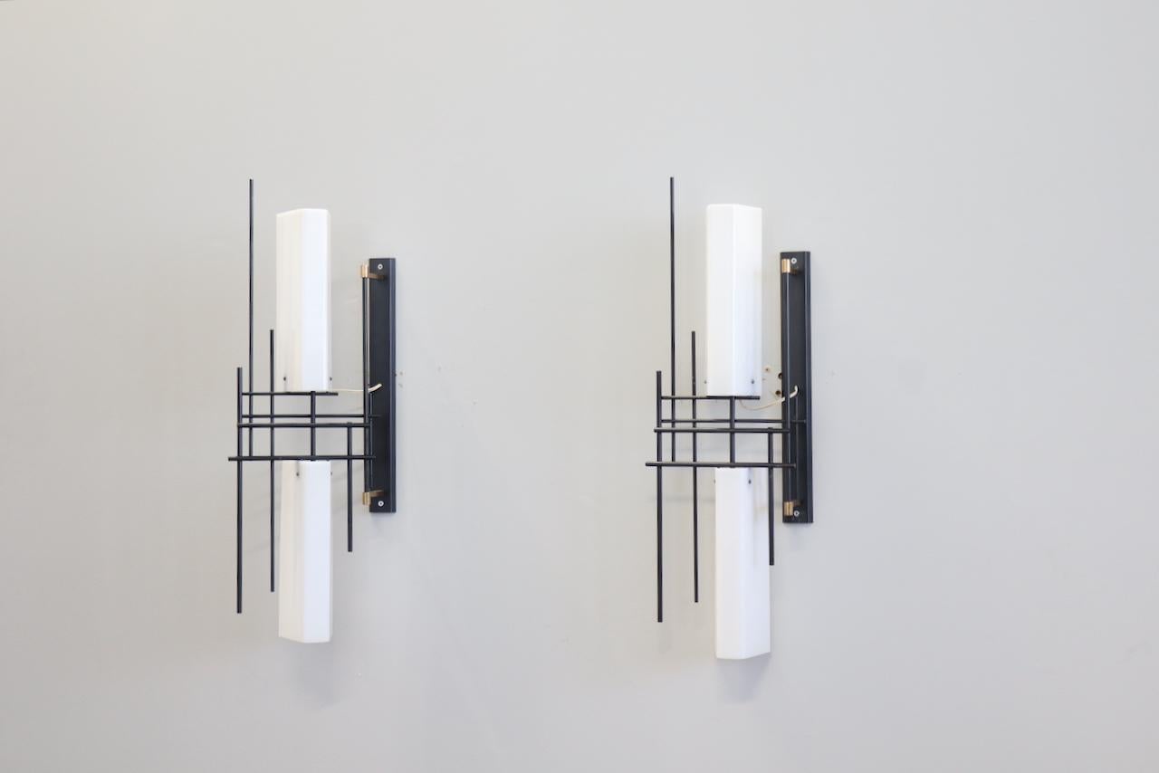 italien Stilnovo Signé  Grande lampe murale réglable, années 1950 Disponible en quatre exemplaires