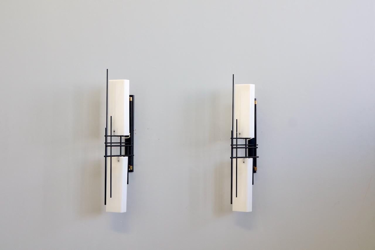 20ième siècle Stilnovo Signé  Grande lampe murale réglable, années 1950 Disponible en quatre exemplaires