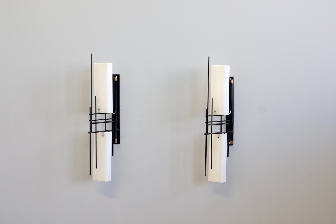 Laiton Stilnovo Signé  Grande lampe murale réglable, années 1950 Disponible en quatre exemplaires