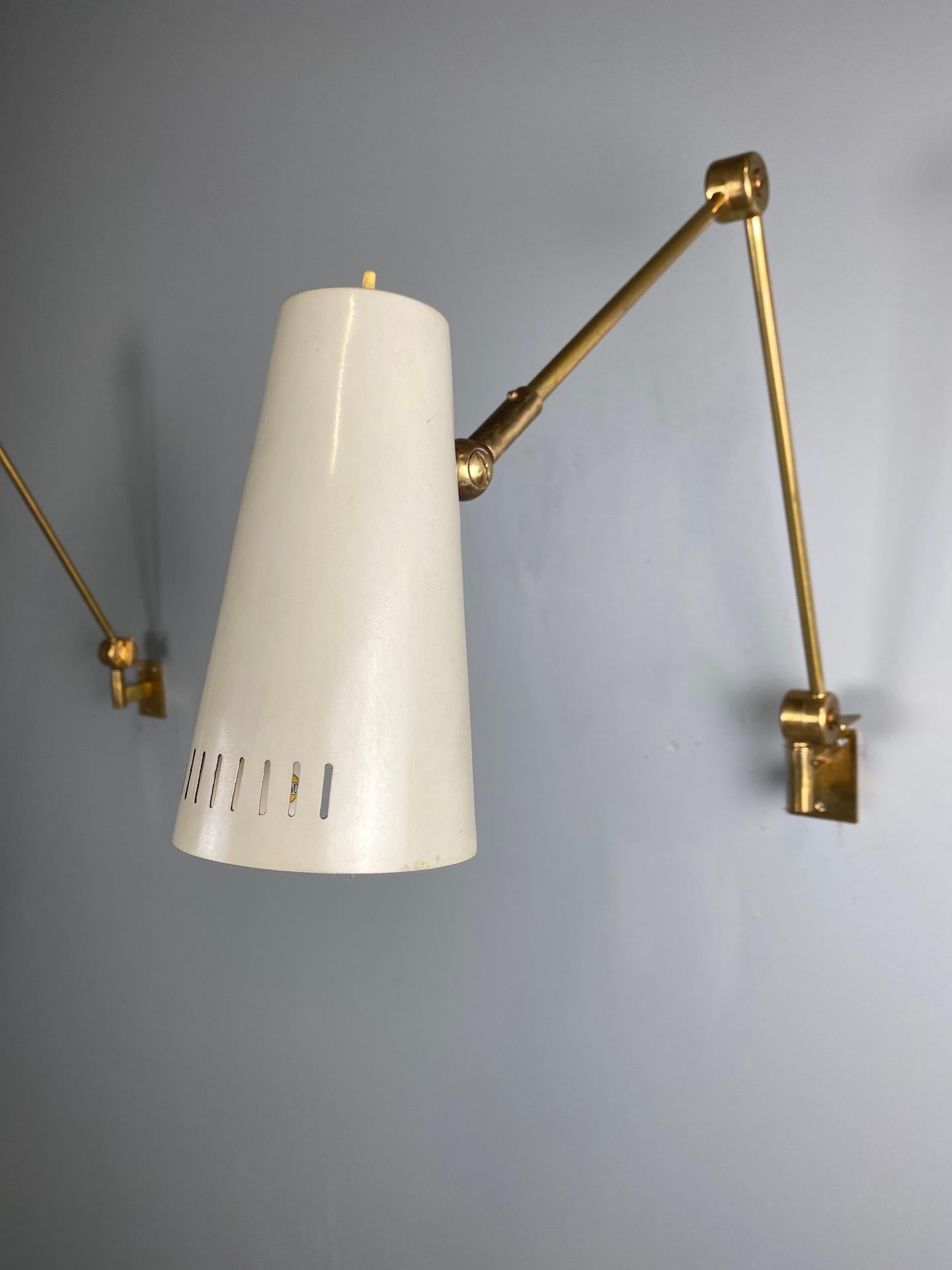 Stilnovo Signed Brass Adjustable Wall Lamp, 1950s In Good Condition In Rovereta, SM