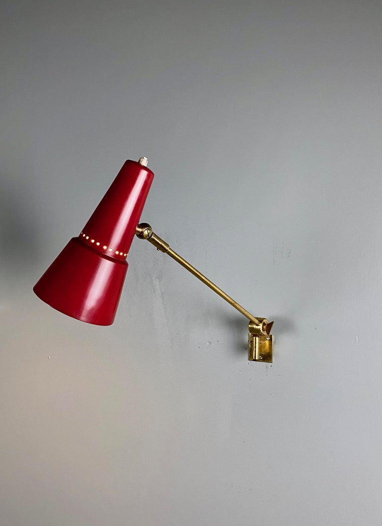 Stilnovo Signed Brass Adjustable Wall Lamp, 1950s In Good Condition For Sale In Rovereta, SM