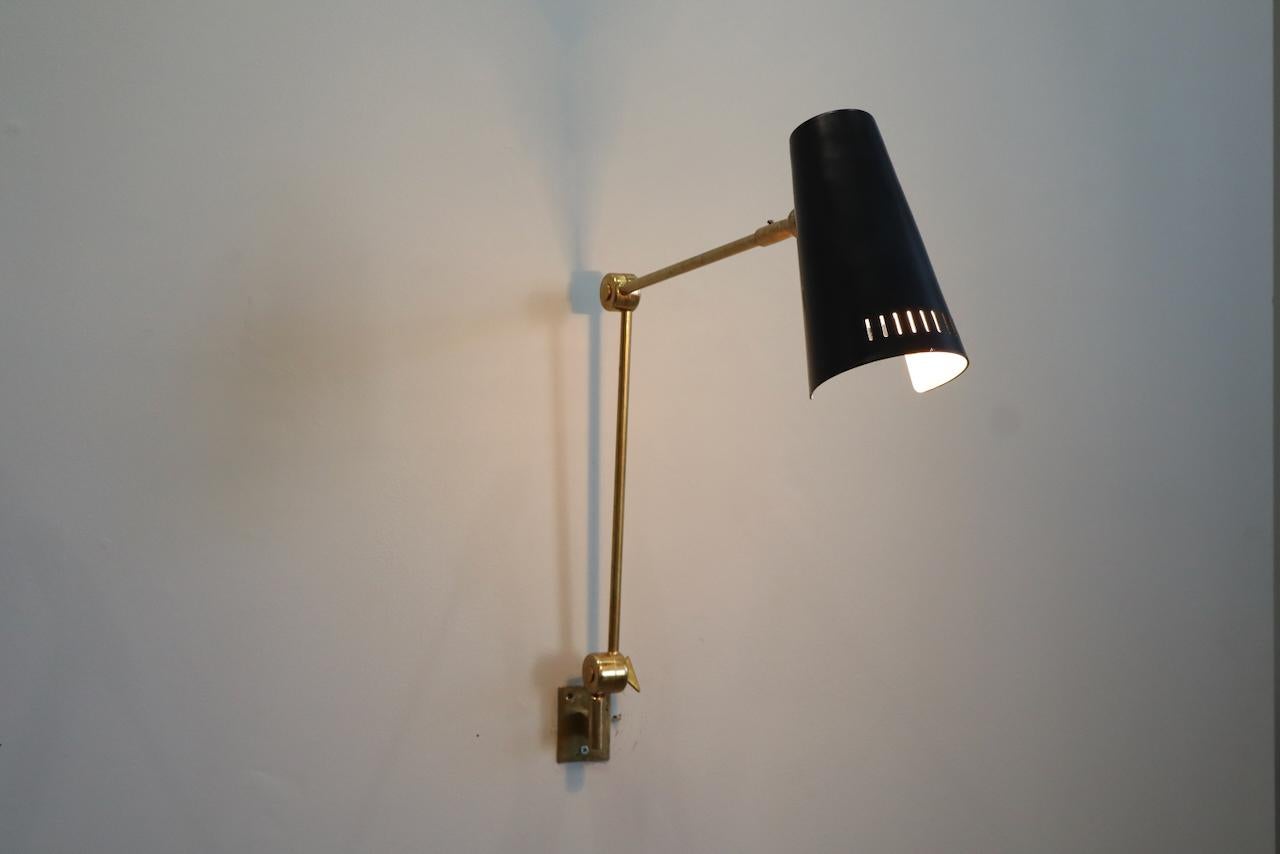 Stilnovo Signed Brass Adjustable Wall Lamp, 1950s In Excellent Condition For Sale In Rovereta, SM