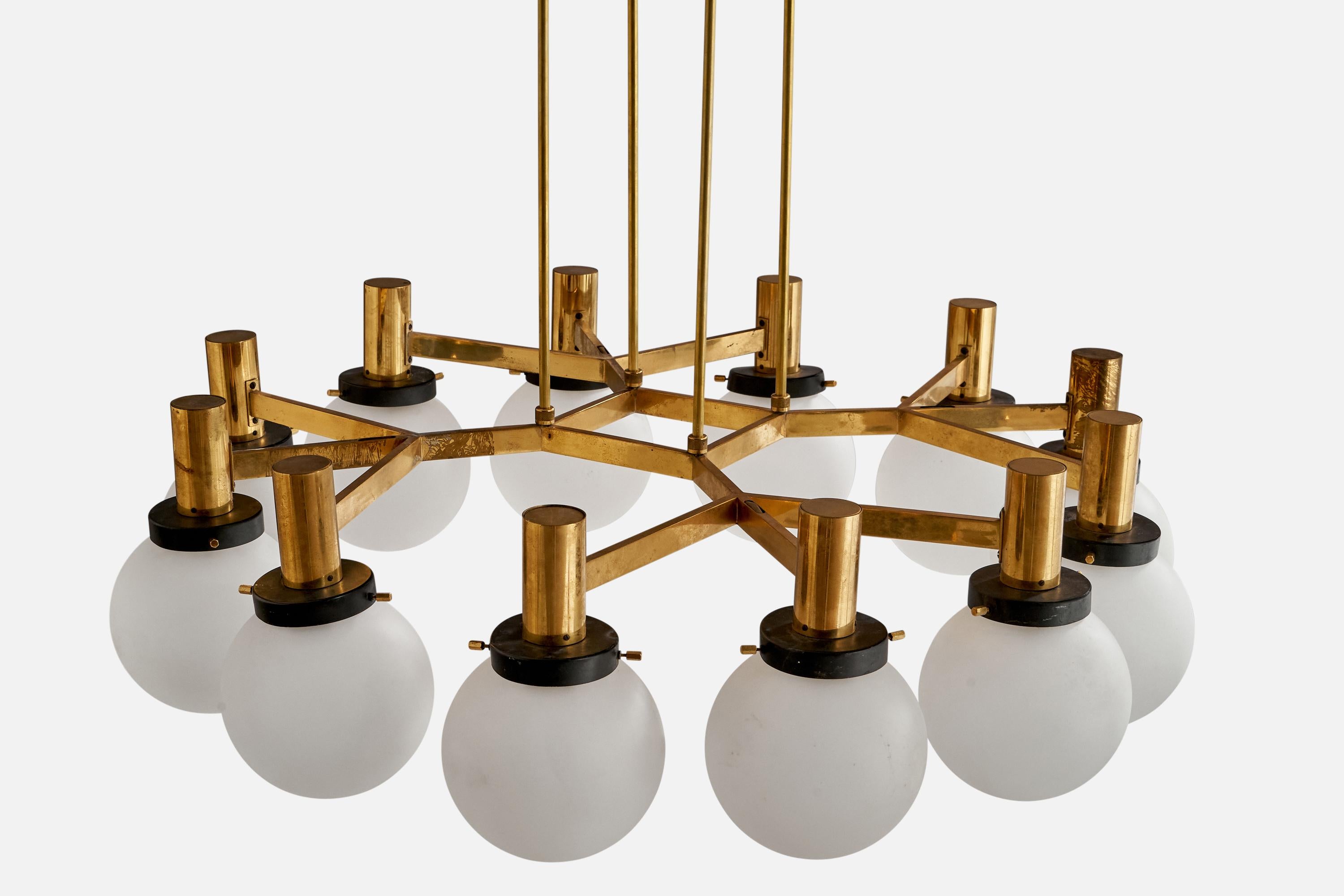 Mid-20th Century Stilnovo, Sizeable Chandelier, Brass, Metal, Glass, Italy, 1950s For Sale