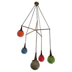 Lampadario Stilnovo "stile" in ottone e vetro opalino regolabile in altezza, 1950, Italia