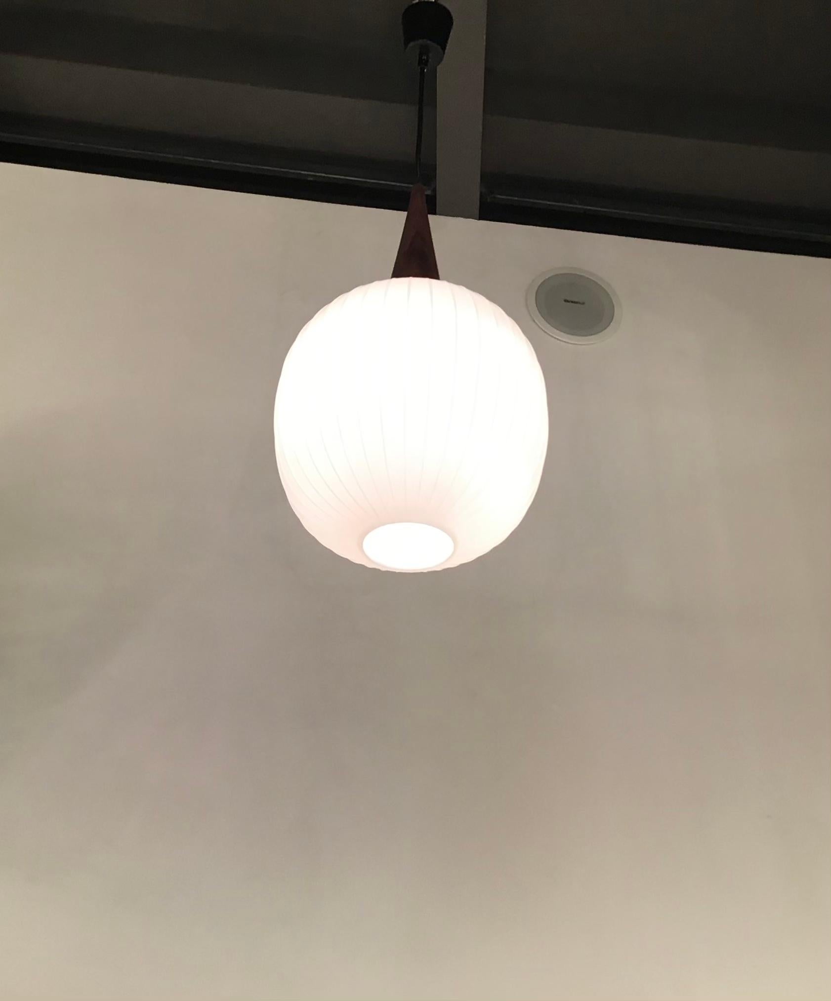 Lustre Stilnovo Stile en verre opalin, bois et métal, 1965, Italie en vente 3