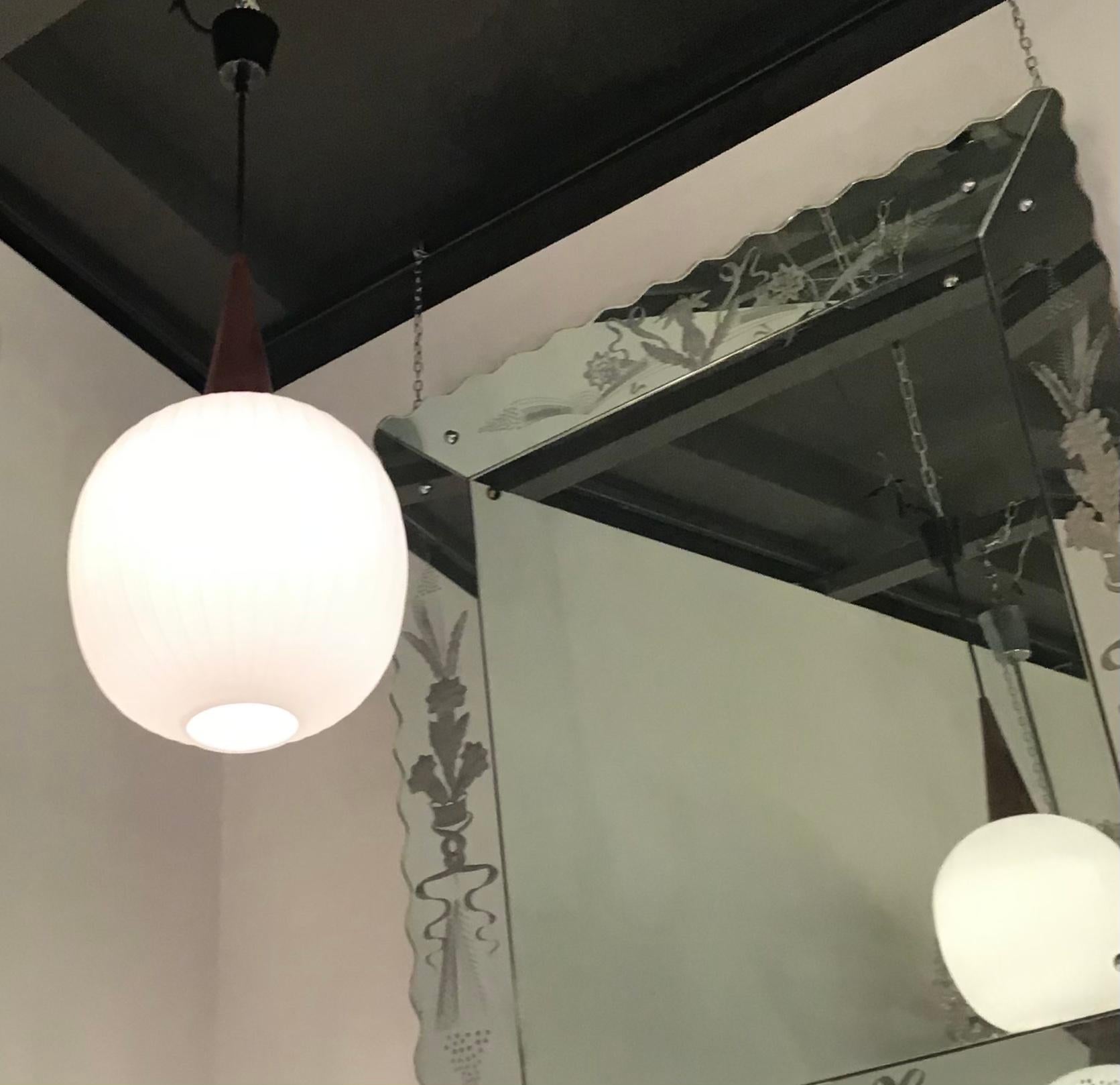 Lustre Stilnovo Stile en verre opalin, bois et métal, 1965, Italie Excellent état - En vente à Milano, IT