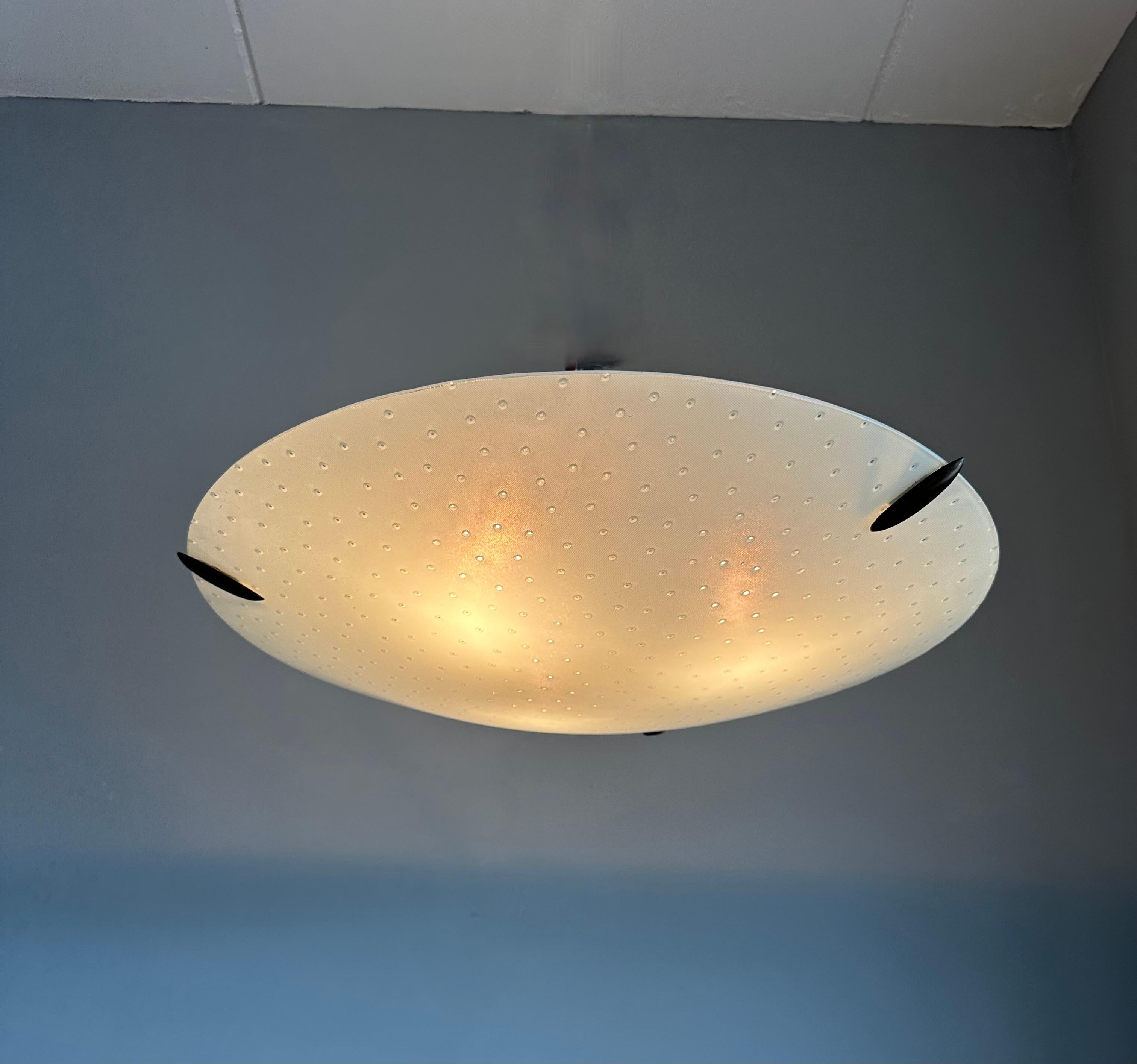 Lampada da incasso italiana senza tempo in vetro con motivo a fori, 1950 In condizioni ottime in vendita a Lisse, NL