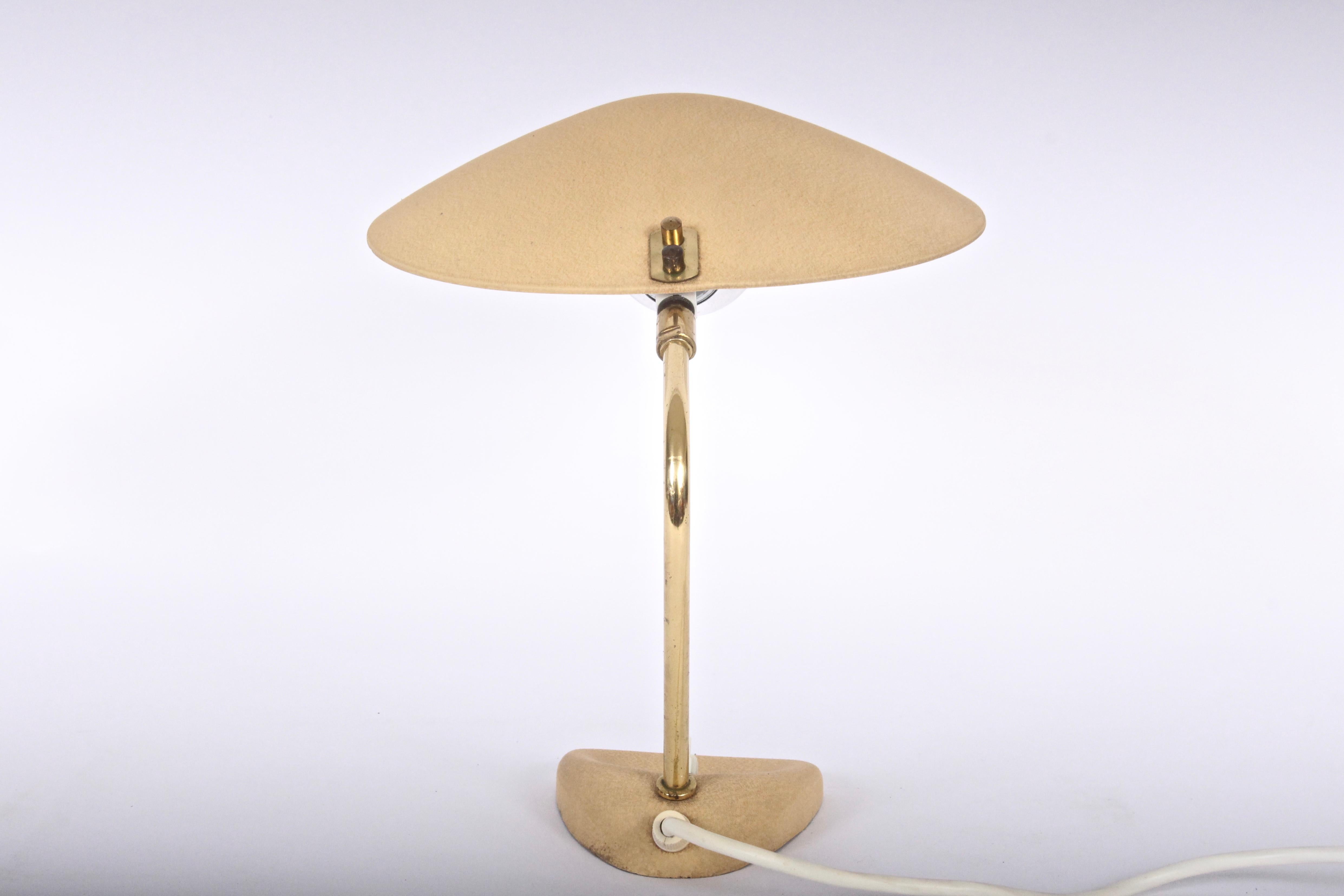 Stilnovo Stil Kamelfarbene Schreibtischlampe mit Untertassenschirm, ca. 1950er Jahre (Italienisch) im Angebot