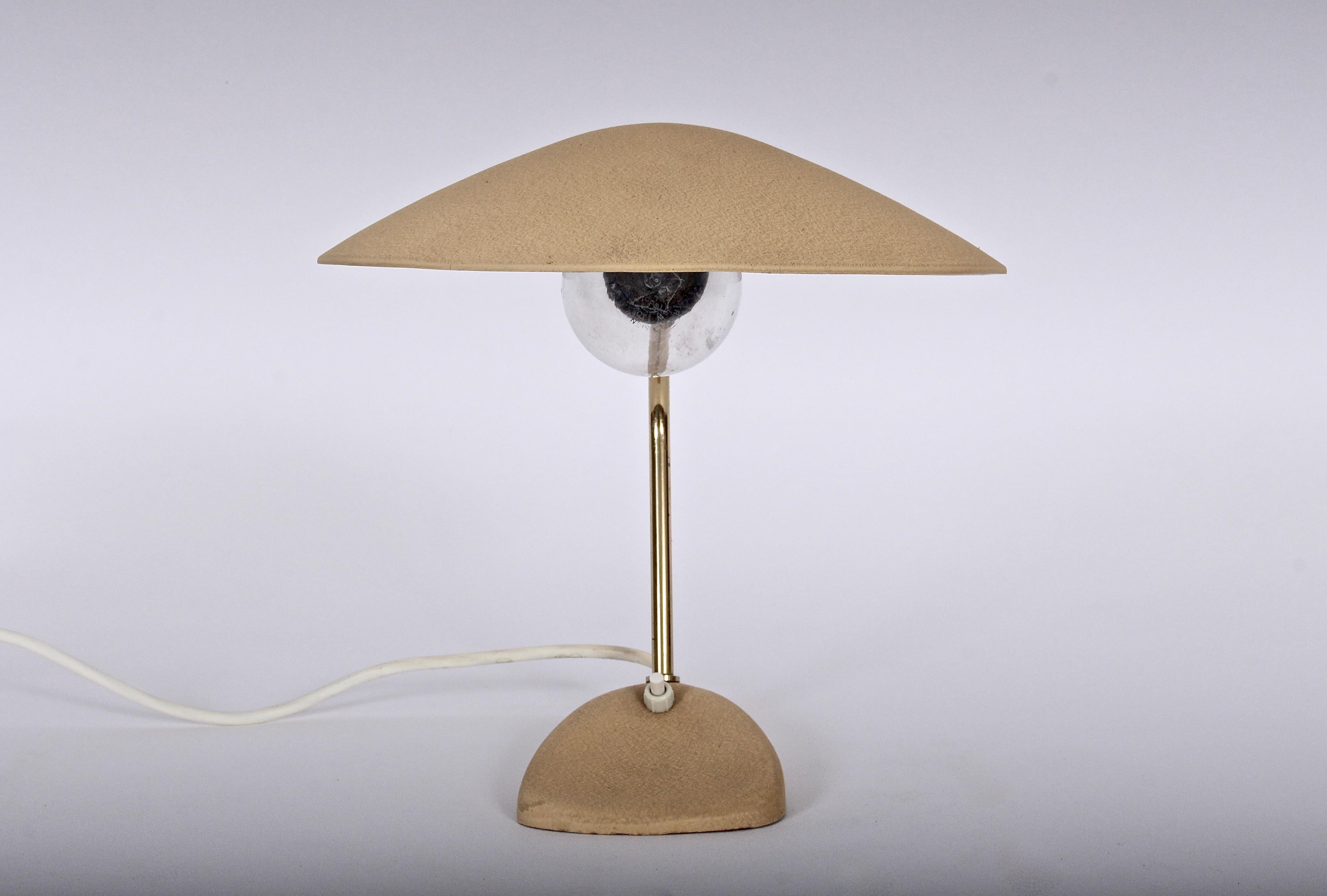 Stilnovo Stil Kamelfarbene Schreibtischlampe mit Untertassenschirm, ca. 1950er Jahre (Emailliert) im Angebot