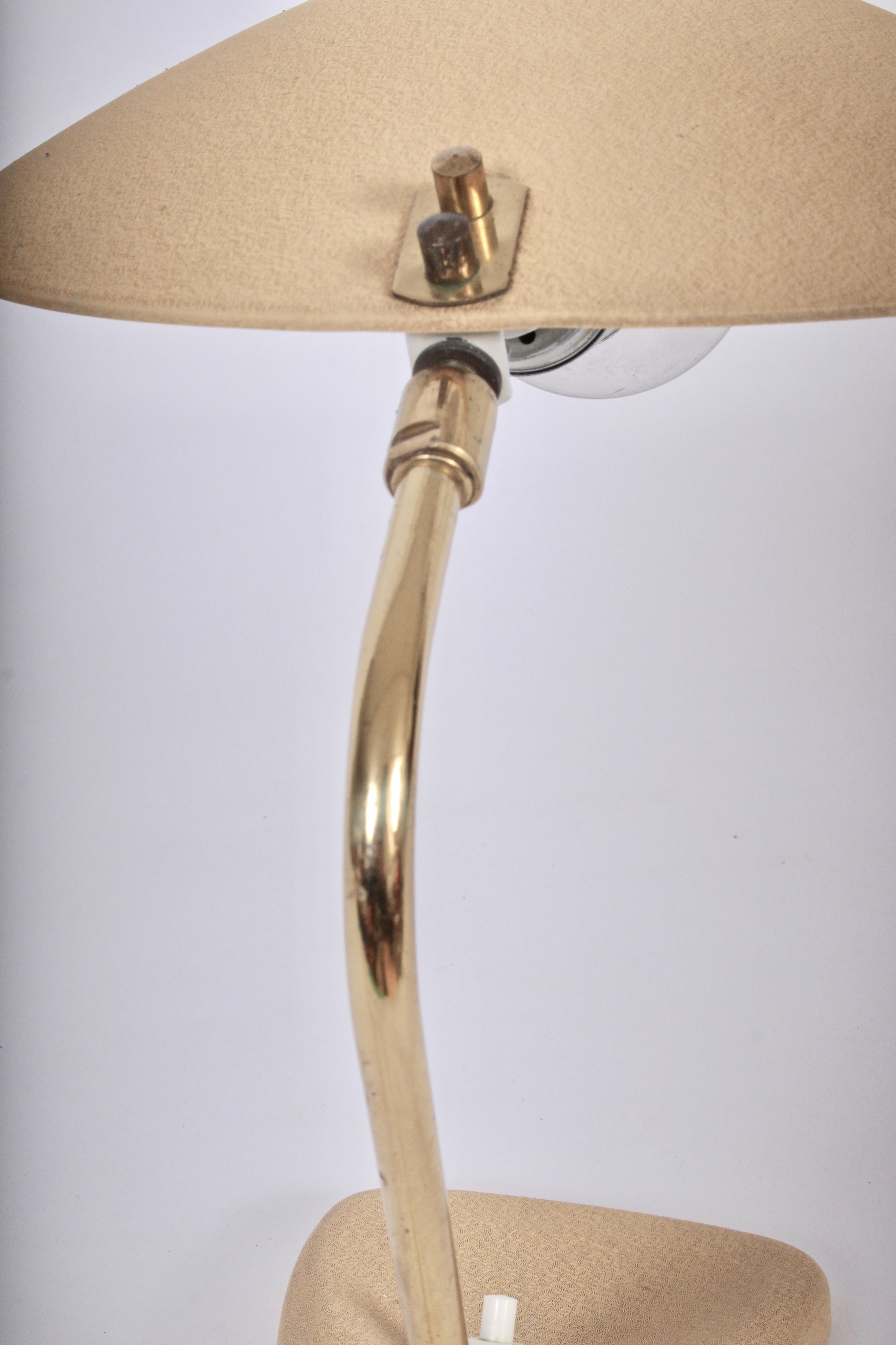 Stilnovo Stil Kamelfarbene Schreibtischlampe mit Untertassenschirm, ca. 1950er Jahre (20. Jahrhundert) im Angebot
