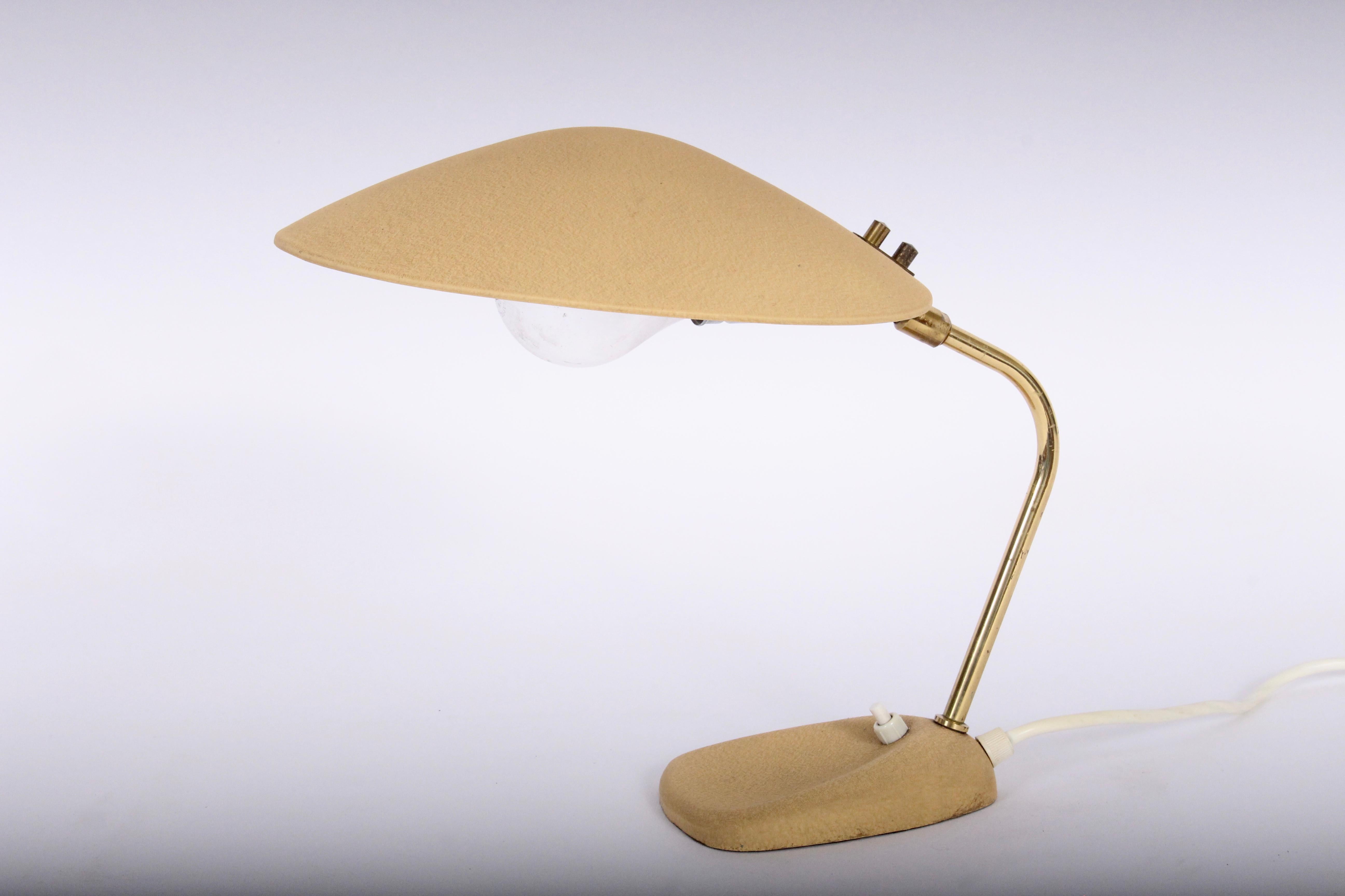 Stilnovo Stil Kamelfarbene Schreibtischlampe mit Untertassenschirm, ca. 1950er Jahre im Angebot 1