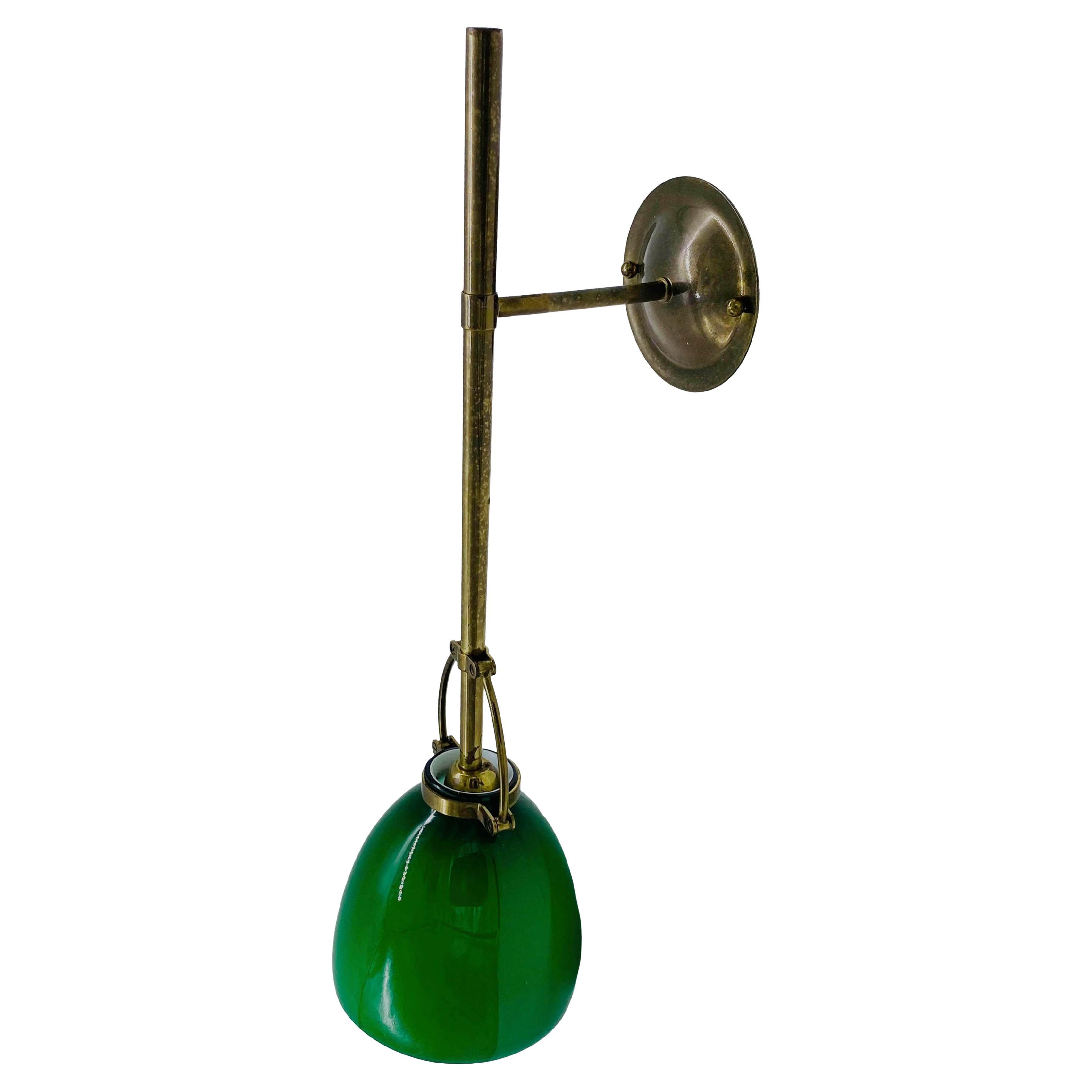 Lámpara estilo Stilnovo de latón y cristal verde, Italia 1950