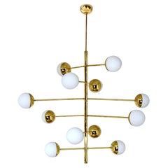 Lampadario radiale italiano in ottone e vetro opalino in stile Stilnovo