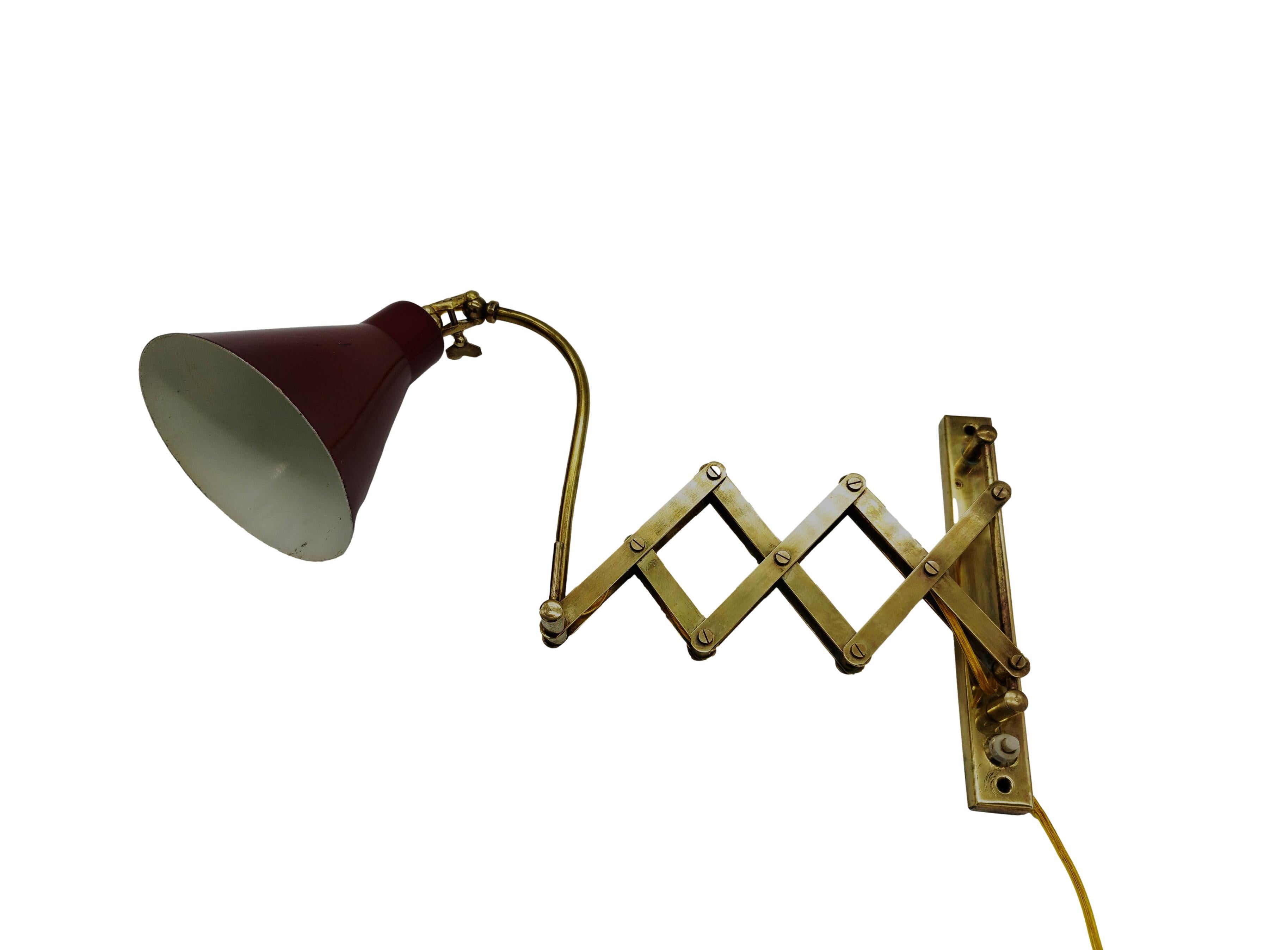 Extendable wall lamp with flexible brass scissor arm 1960s. Italian production 
Good vintage condition with traces of age and use, brass with patina.