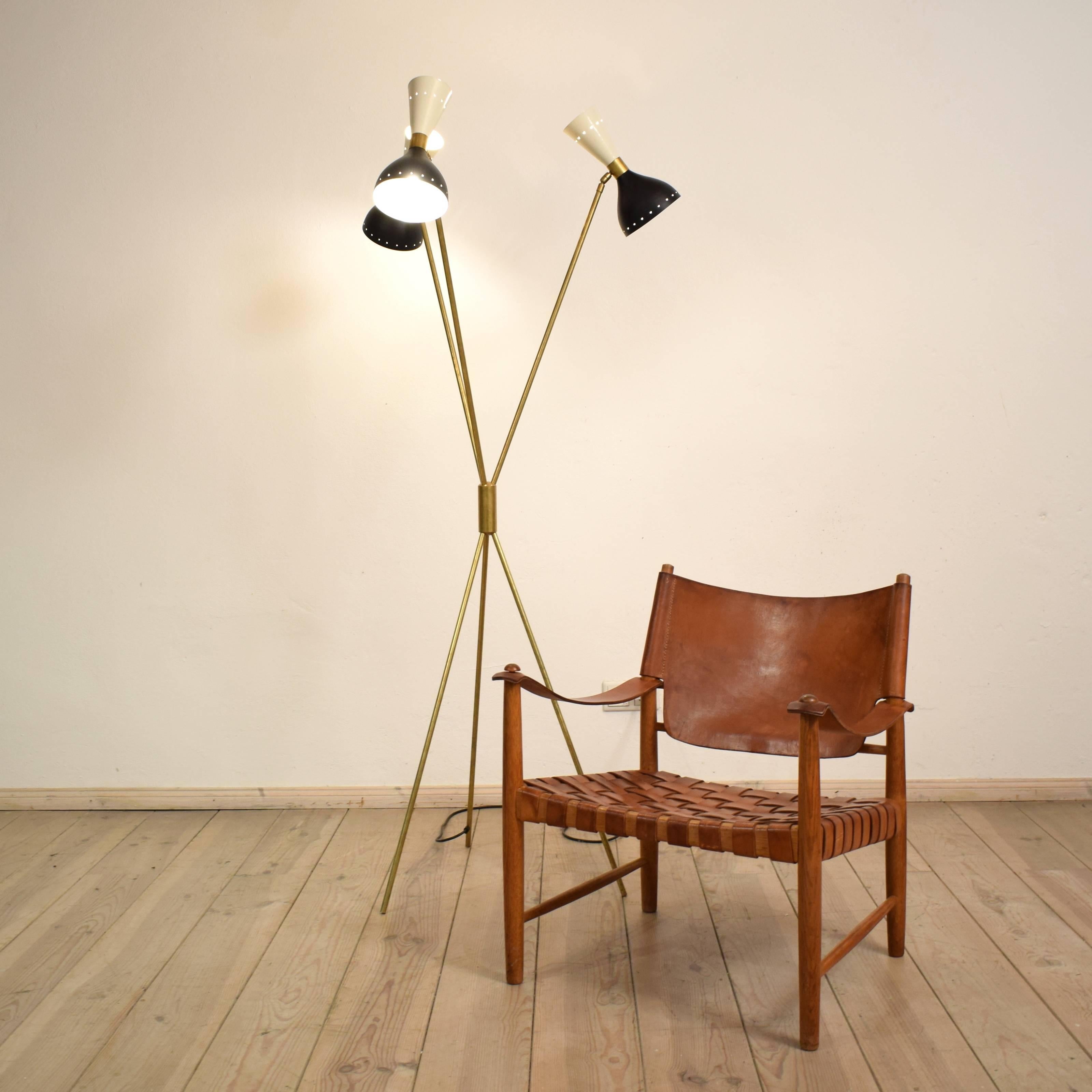 Stilnovo Style Brass Tripod Floor Lamp im Zustand „Hervorragend“ in Berlin, DE