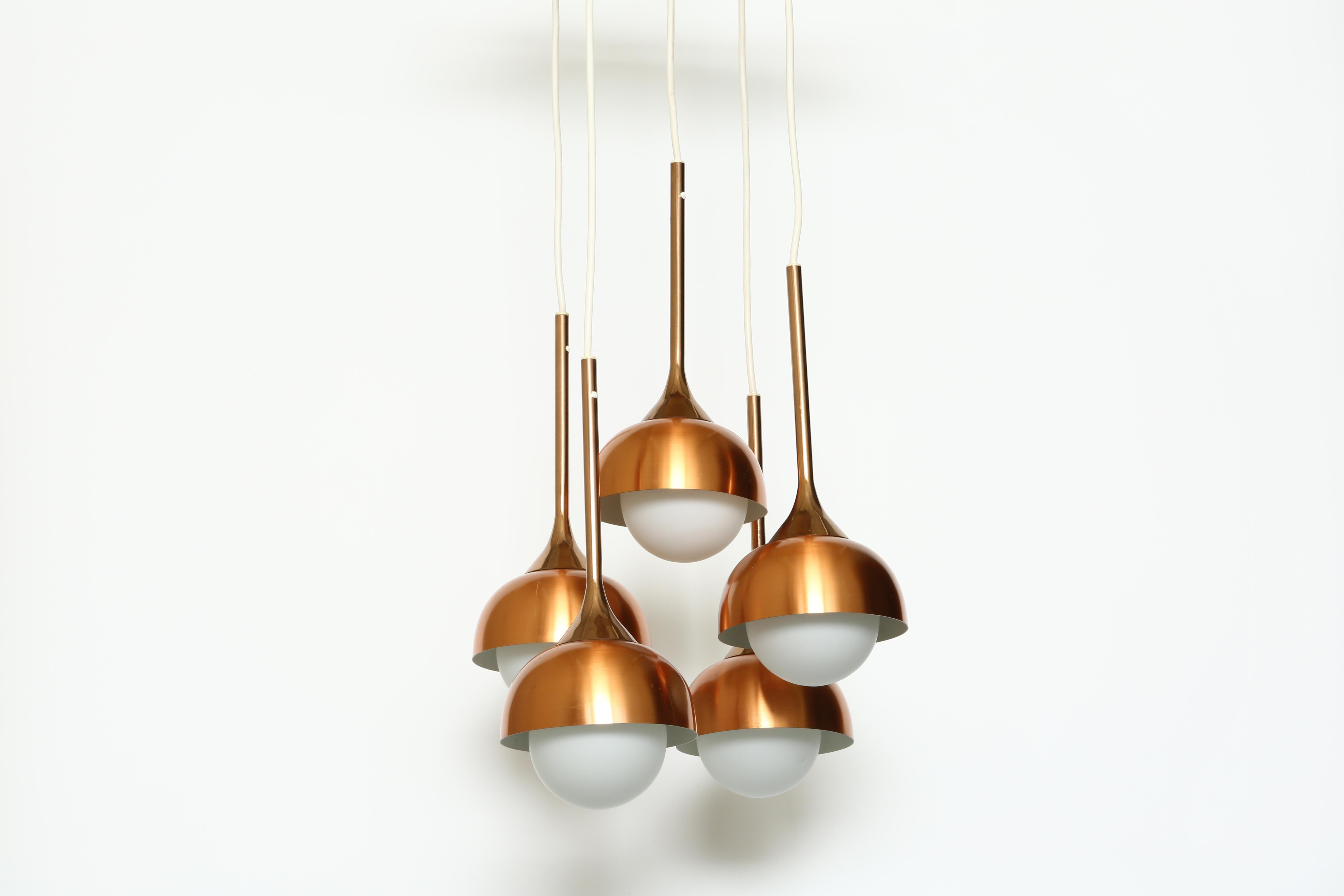 Ciondolo da soffitto in stile Stilnovo.
Progettato e realizzato in Danimarca negli anni '60.
Vetro opalino, metallo placcato ottone, alluminio anodizzato.
Contiene 5 lampadine a candelabro.
Cablaggio USA gratuito su richiesta.
L'altezza (caduta