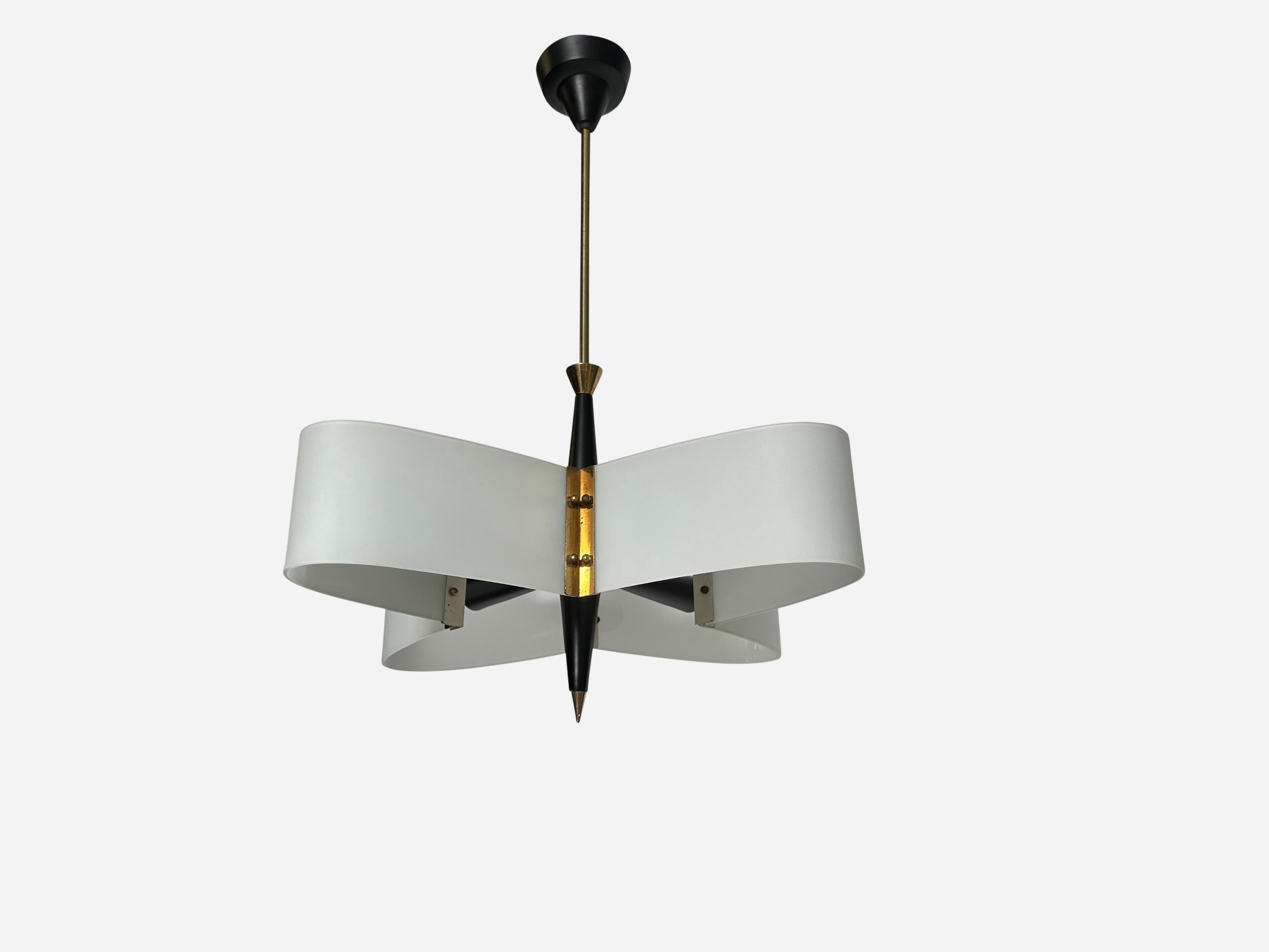 Ciondolo da soffitto in stile Stilnovo.
Vetro opalino bianco opaco, metallo smaltato e ottone.
Realizzato in Italia negli anni '60.
Cablaggio USA gratuito con piastra a soffitto personalizzata su richiesta.
Contiene 4 prese a candelabro.
Il corpo