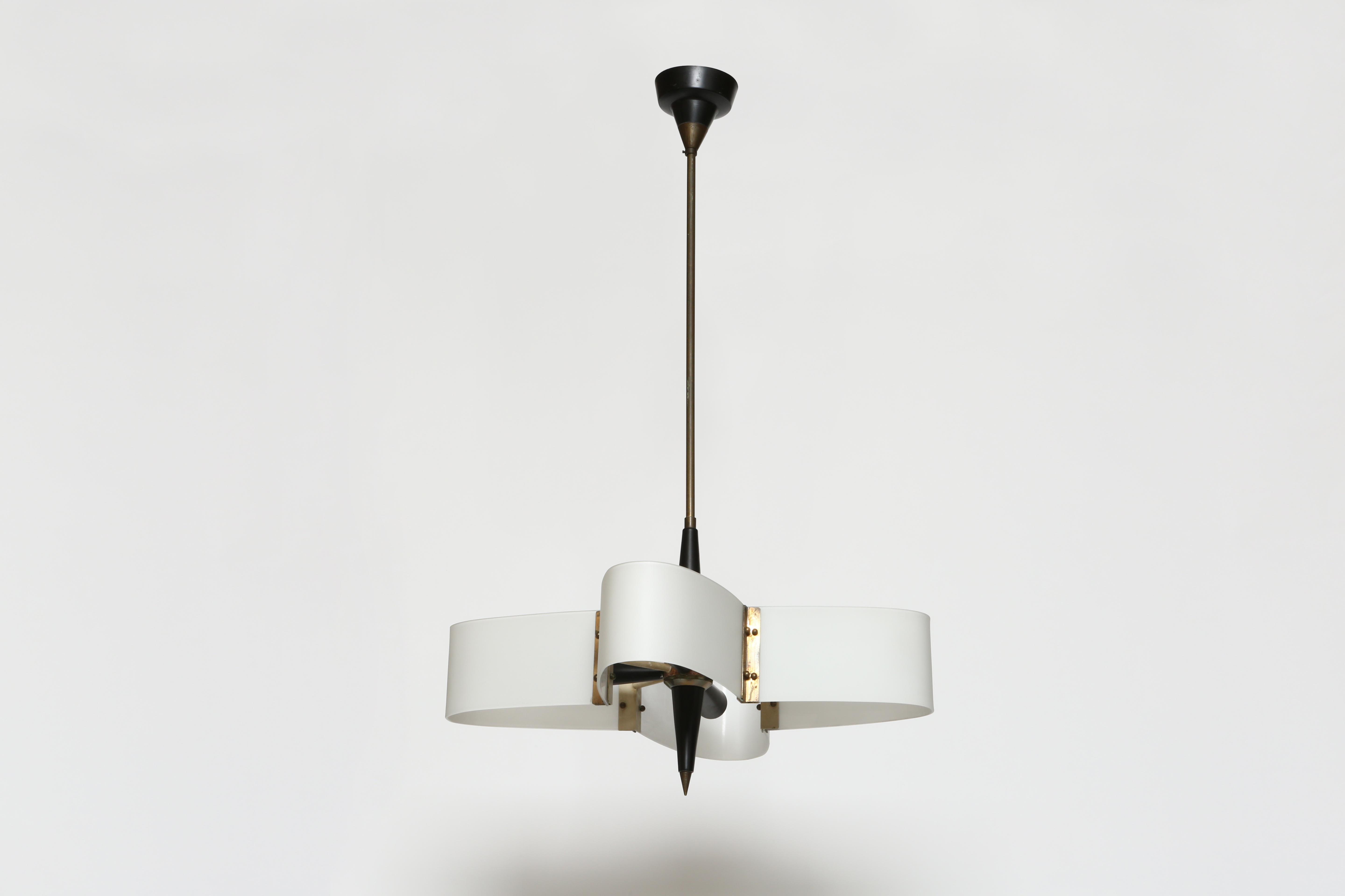 Ciondolo da soffitto in stile Stilnovo.
Vetro opalino opaco bianco, metallo smaltato e ottone.
Realizzato in Italia negli anni '60.
Cablaggio USA gratuito con piastra a soffitto personalizzata su richiesta.
Contiene 4 prese a candelabro.
Il corpo