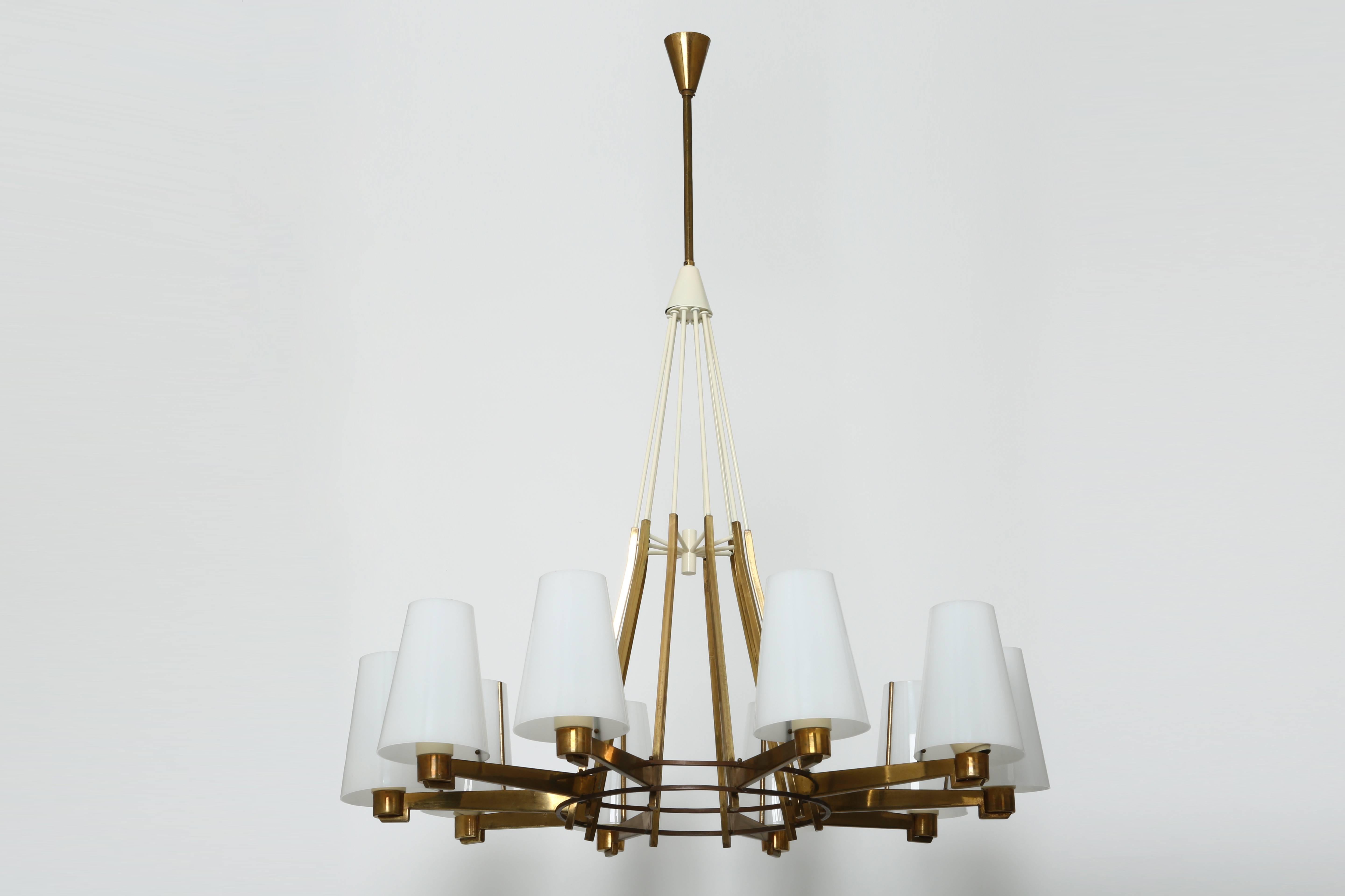 Large Stilnovo style ten-lights chandelier.
Made with brass, plexiglass and enameled metal.
Italy, 1950s.

   