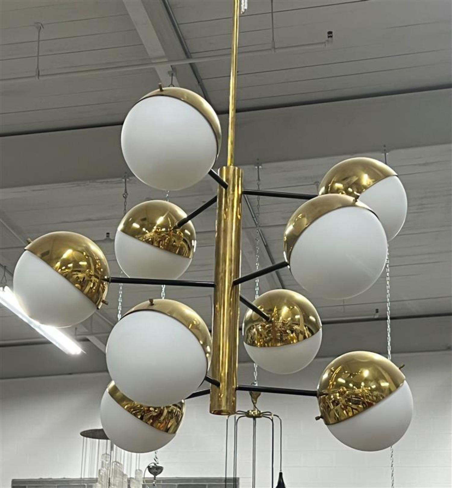 Araña pulida al estilo de Stilnovo 
9 globos blancos
Gran diseño Mid Century Modern que elevará cualquier habitación 
Sin certificación UL 
Puede necesitar recableado
