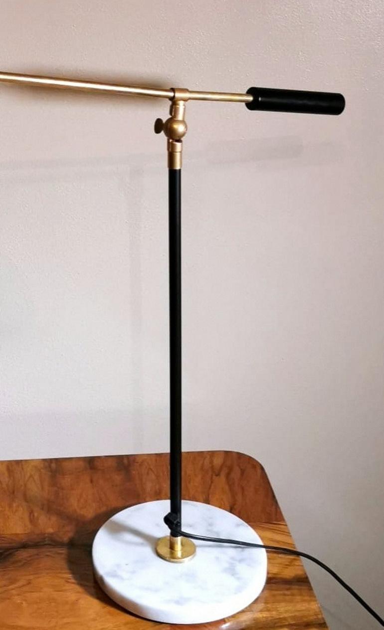 Peint Lampe de bureau en laiton de style Stilnovo modèle Diabolo avec base en marbre de Carrare en vente