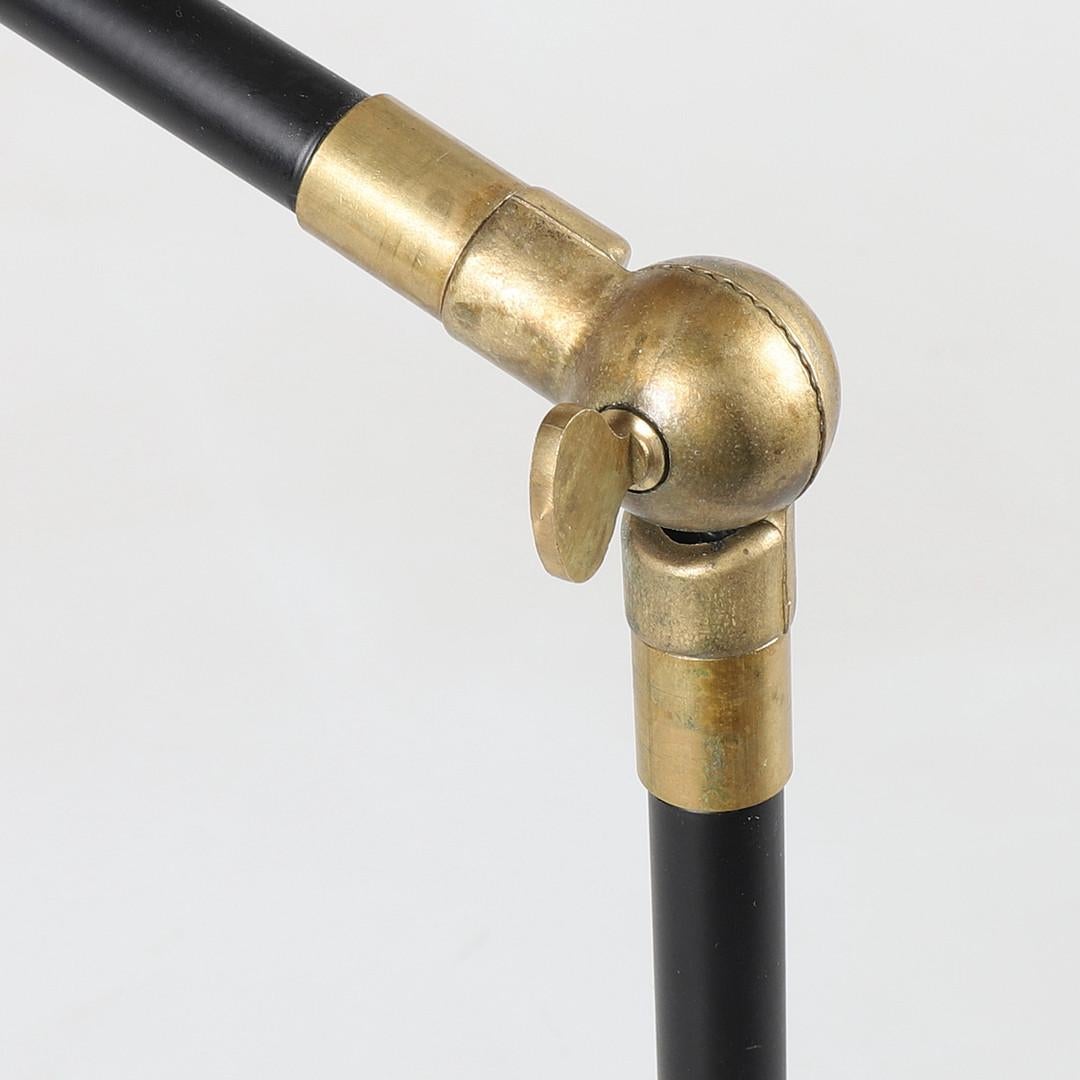La lámpara de sobremesa Diabolo tiene 2 luces. Latón patinado. Lo compré como fabricado por Luci Srl, que es un fabricante italiano que se quedó con algunos diseños de Stilnovo. He investigado y no he encontrado este modelo, así que ahora me