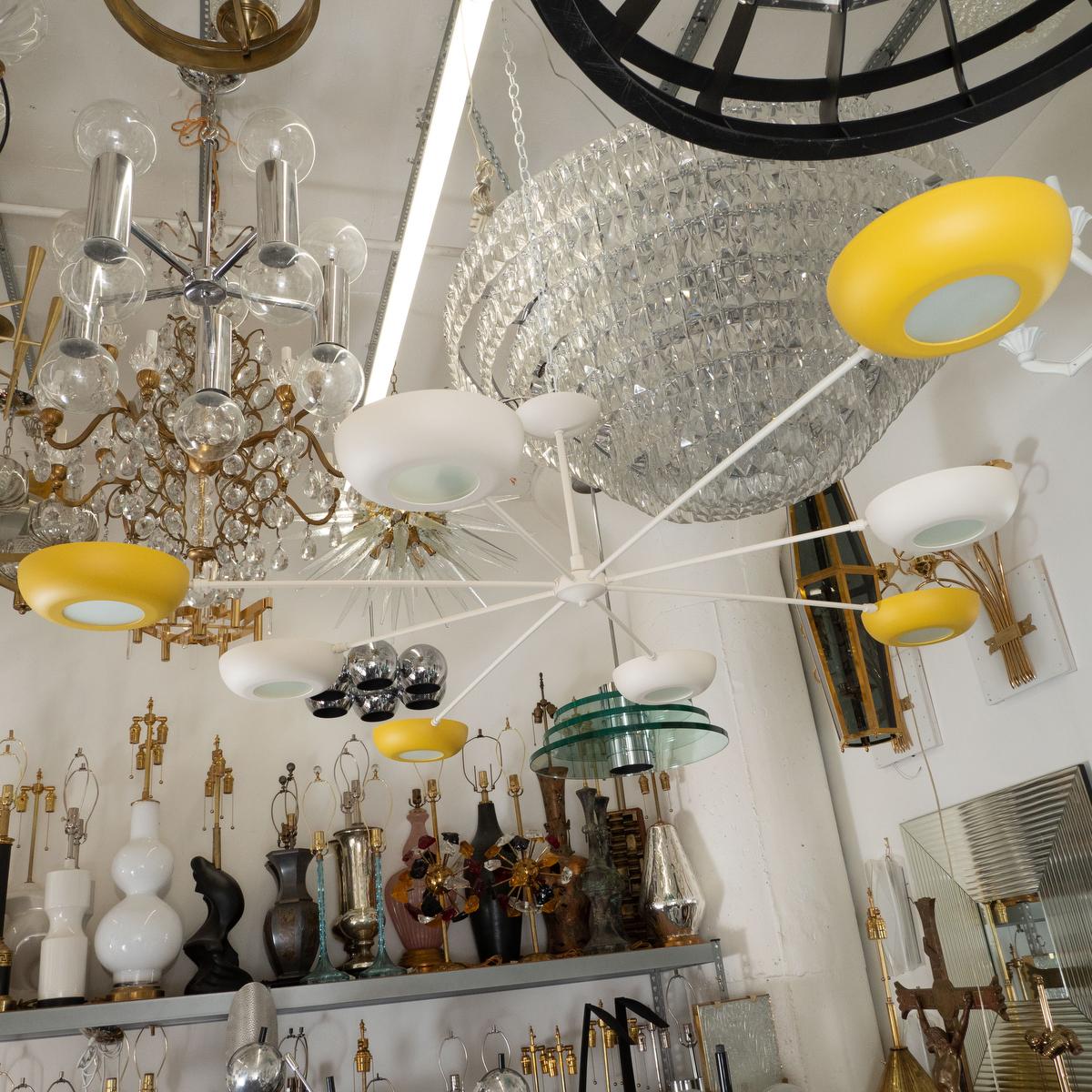 Ottone Lampadario a otto bracci in stile Stilnovo di Spark Interior in vendita