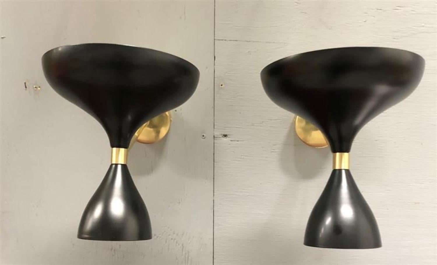 Coppia di applique nere con dettagli in ottone 
Le teste ruotano completamente con prese in alto e in basso. 
Ciascuna lampada è dotata di 2 prese a candelabro
Così si illumina da entrambi i lati
Nello stile dello Stilnovo
Non certificato UL 