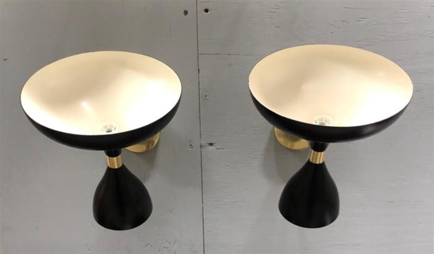 XXI secolo e contemporaneo Lampade in alluminio smaltato e ottone nero in stile Stilnovo in vendita
