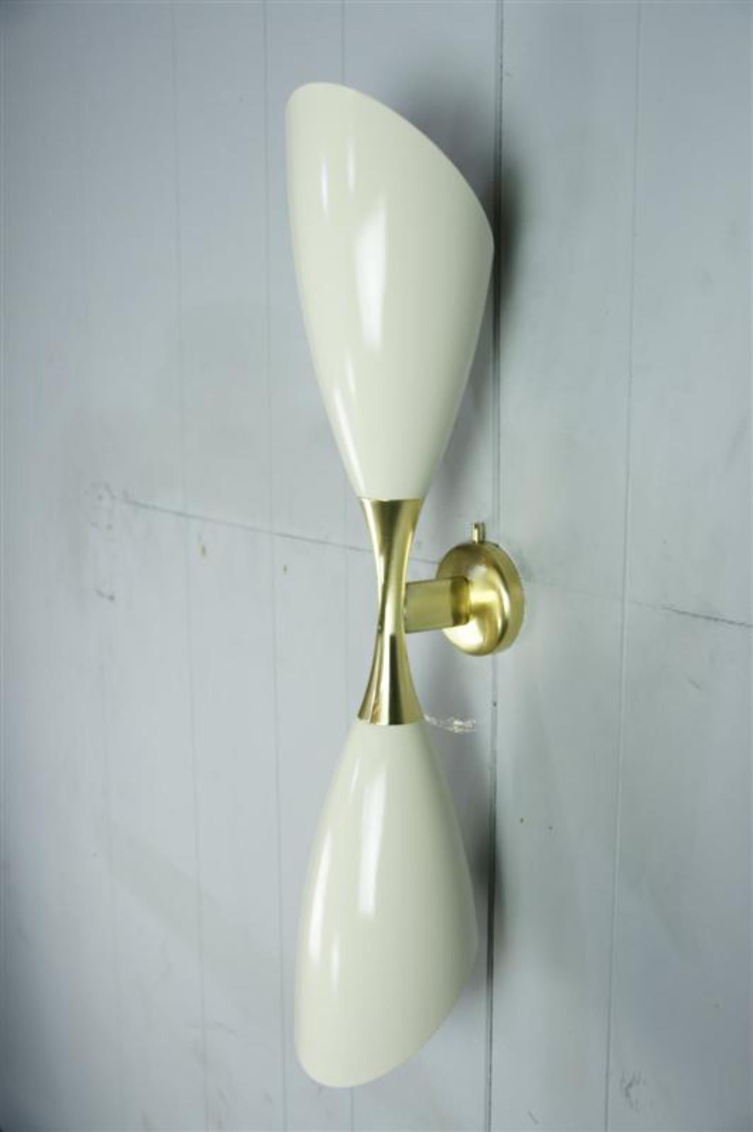 Coppia di lampade italiane molto eleganti
Coni in ottone massiccio smaltati in avorio
Nello stile dello Stilnovo 
Non certificato UL 