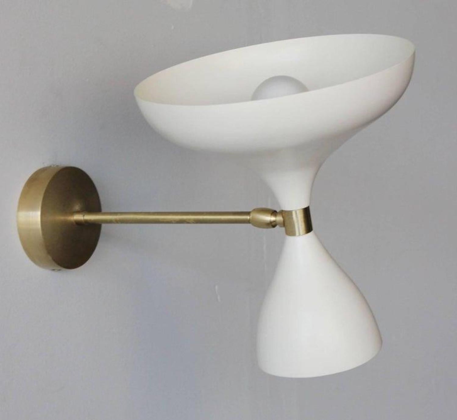 Stilnovo Stil emailliertem Aluminium und Messing Elfenbein Wandleuchter im Angebot 1