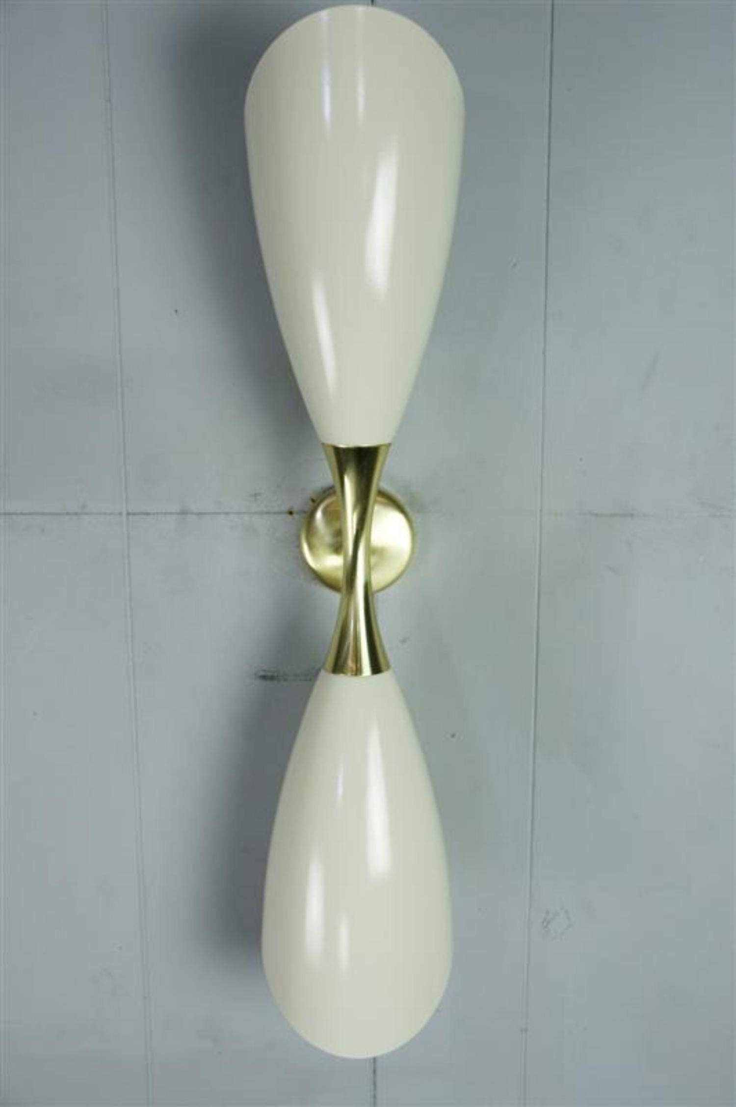 Sconcerto in alluminio smaltato e ottone avorio in stile Stilnovo in vendita 2
