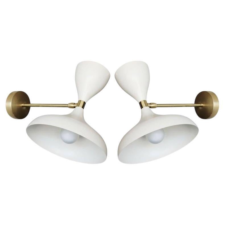 Stilnovo Stil emailliertem Aluminium und Messing Elfenbein Wandleuchter im Angebot