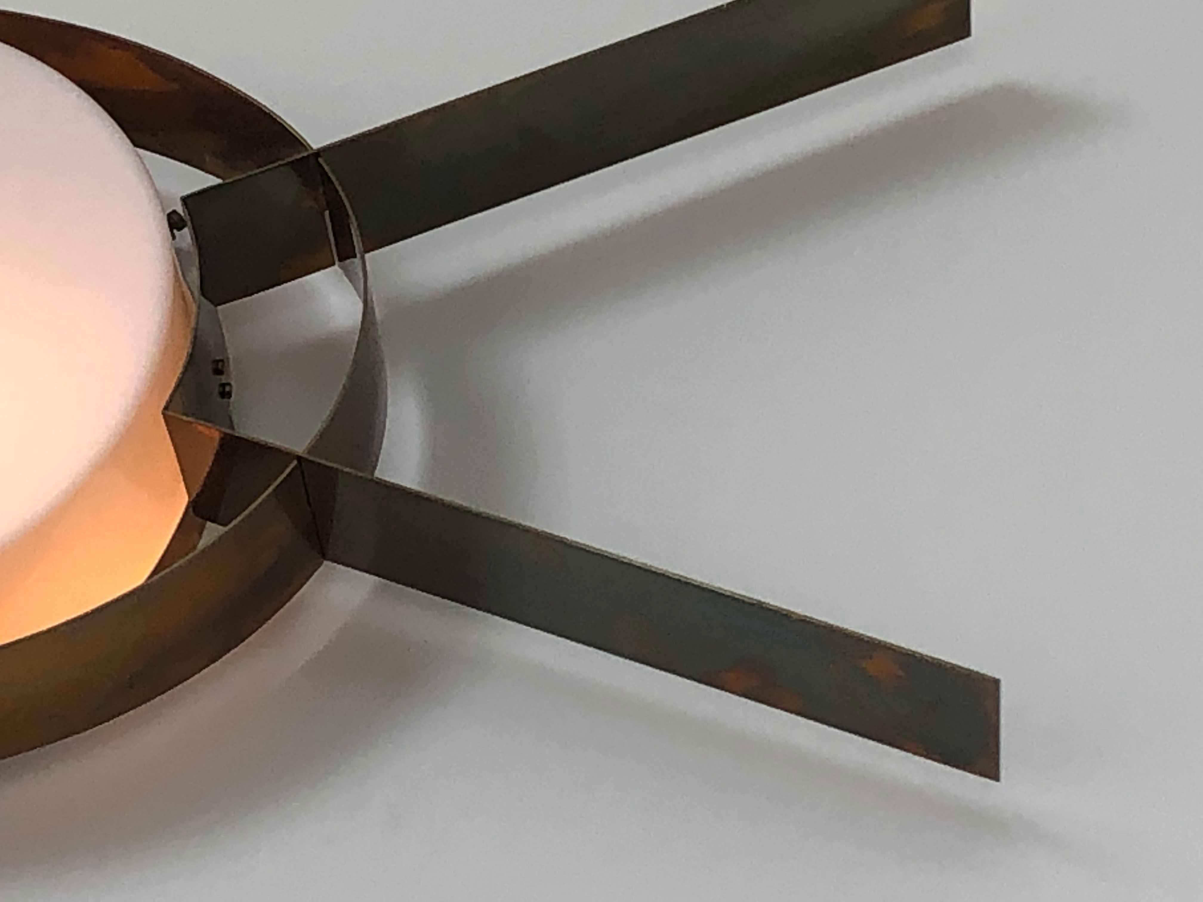 Applique dalle dimensioni imponenti, con struttura ovale in ottone con elementi trasversali in ottone e luce centrale rotonda con paralume in perspex bianco. Può essere appeso in orizzontale o in verticale.
Possono essere utilizzate anche come