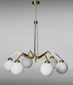 Lámpara de araña italiana de seis luces de latón, estilo Stilnovo, con globos de cristal opalino