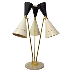 Italienische Messing-Tischlampe im Stilnovo-Stil mit drei Armen und Marmorsockel
